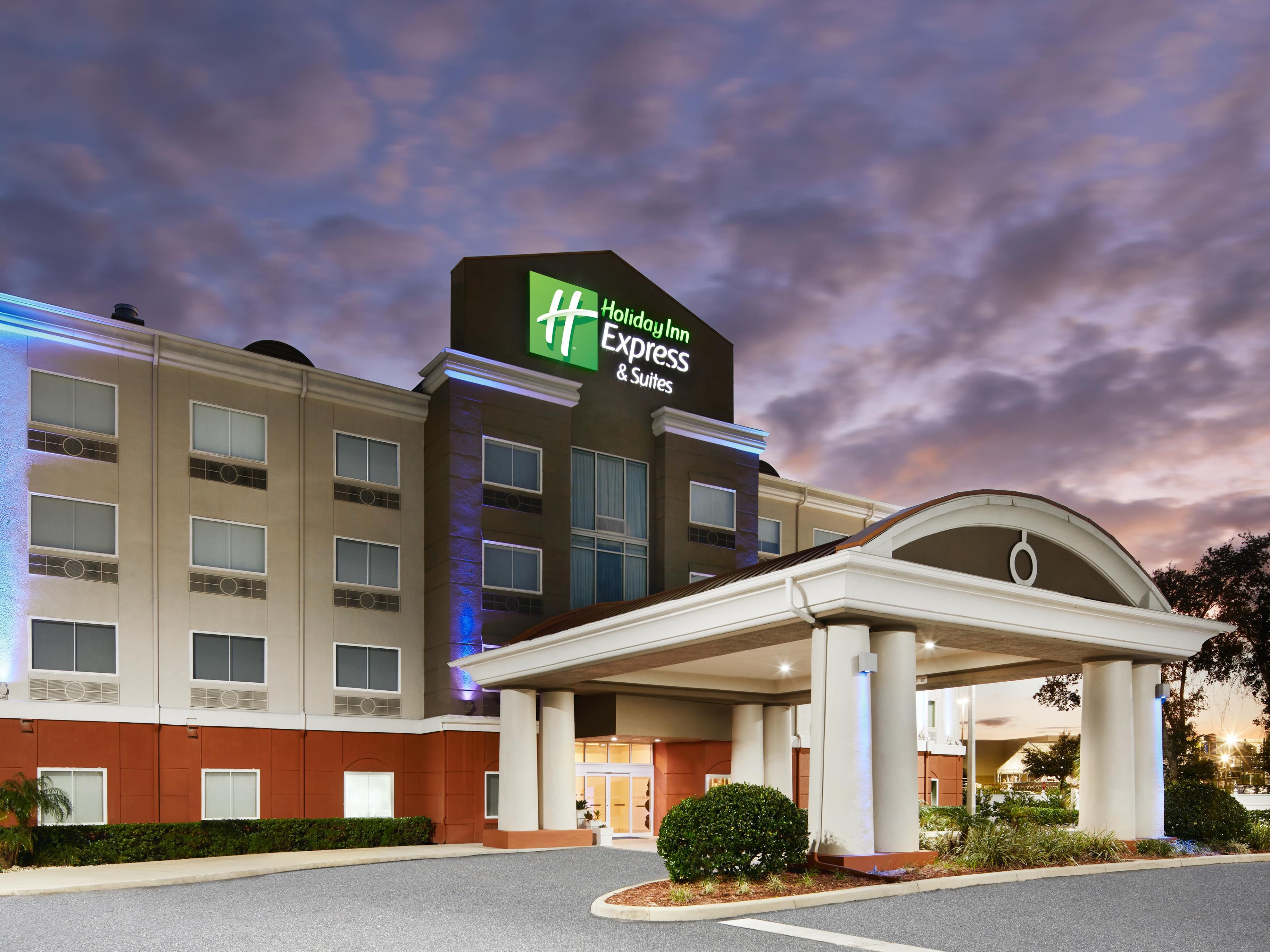 Best hotel to stay few minutes away from the St. Johns River.