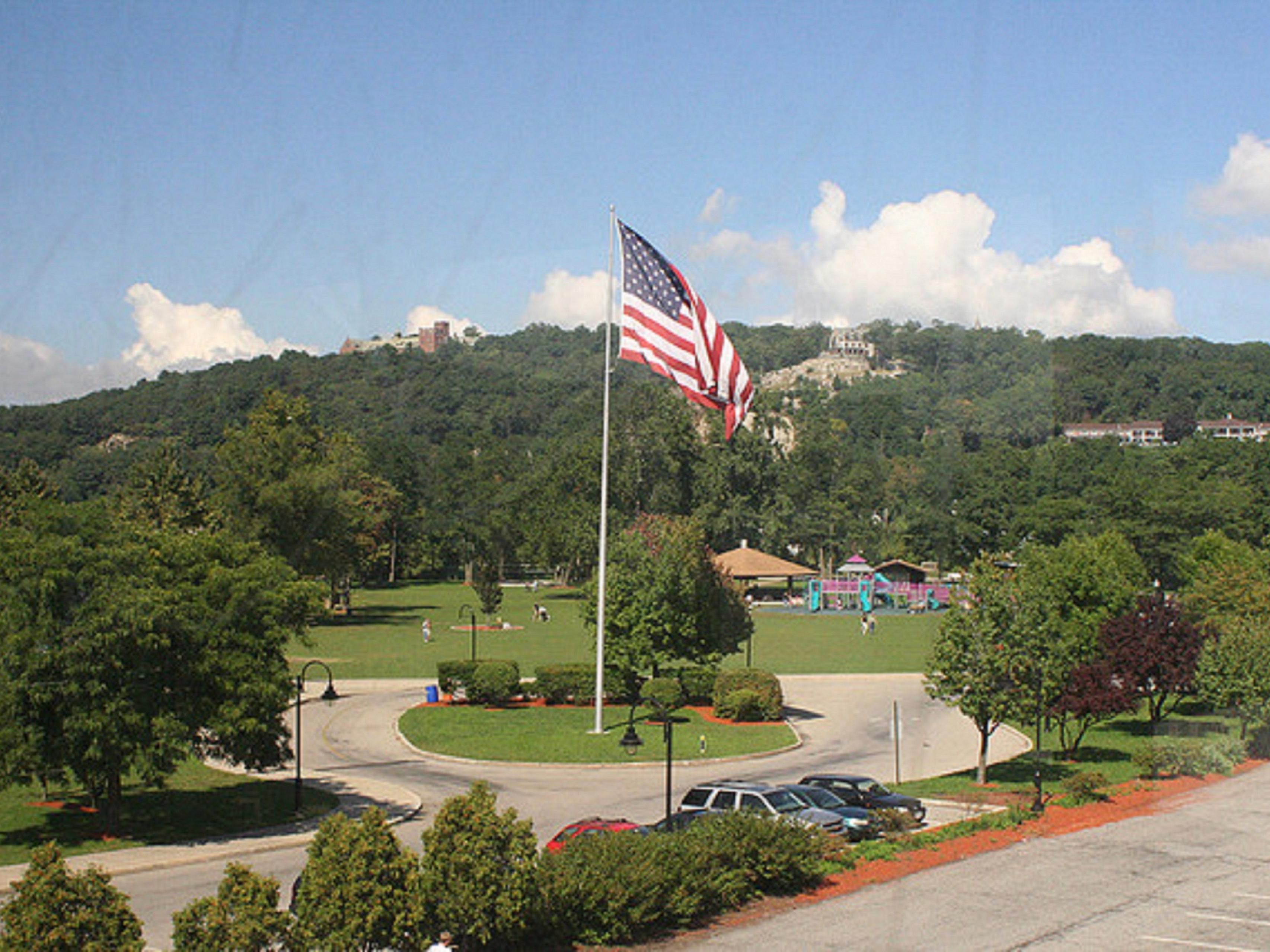 Located on the Hudson River’s east side, our hotel offers easy highway access and a scenic one-hour train ride to NYC’s Grand Central via Metro-North. Close to major corporations, Woodbury Commons shopping, and attractions like Bear Mountain State Park, enjoy convenience, views, and endless adventure right at our doorstep! 