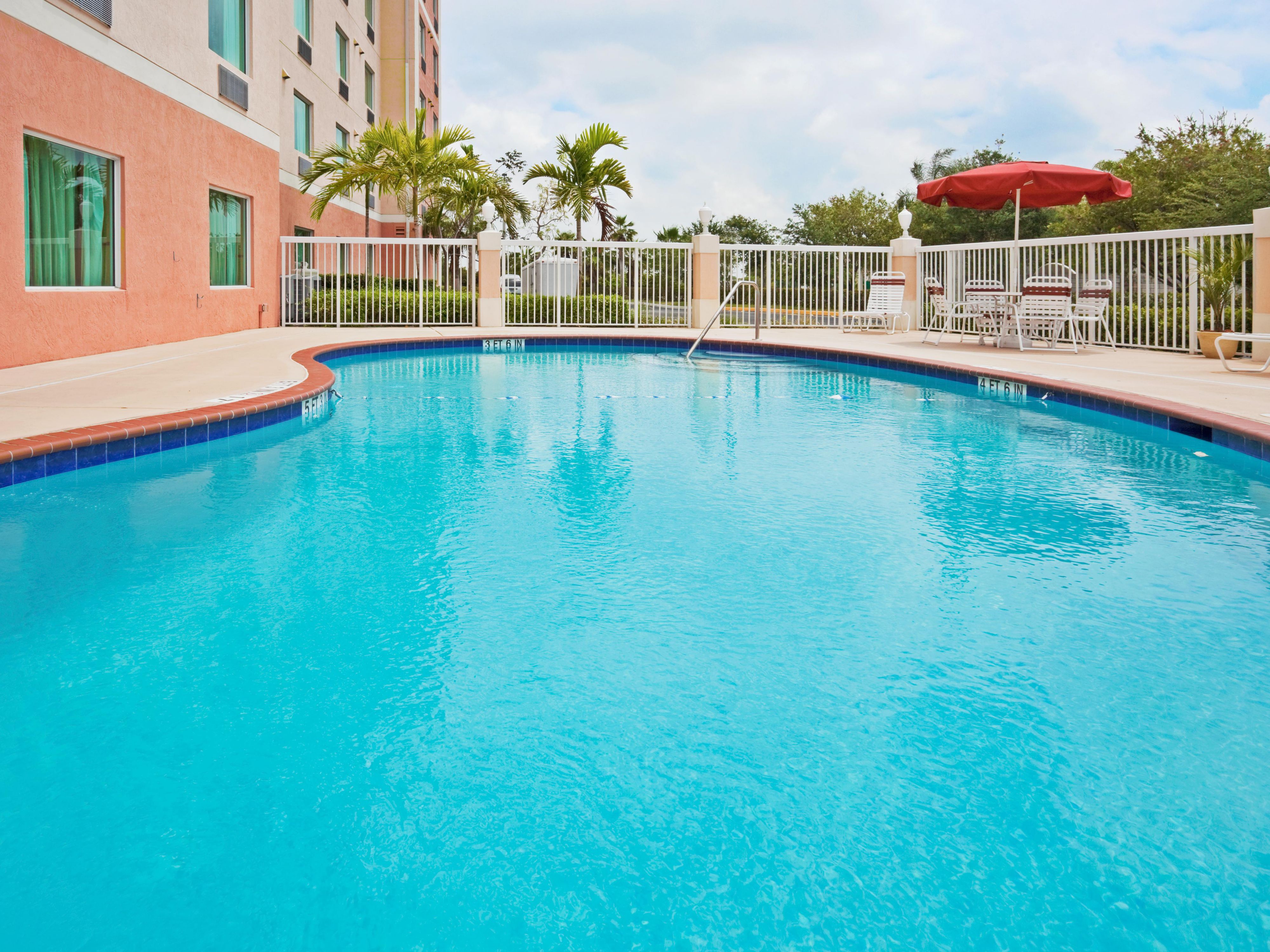 Jump, soak under the sun, and spend your day in our outdoor pool.