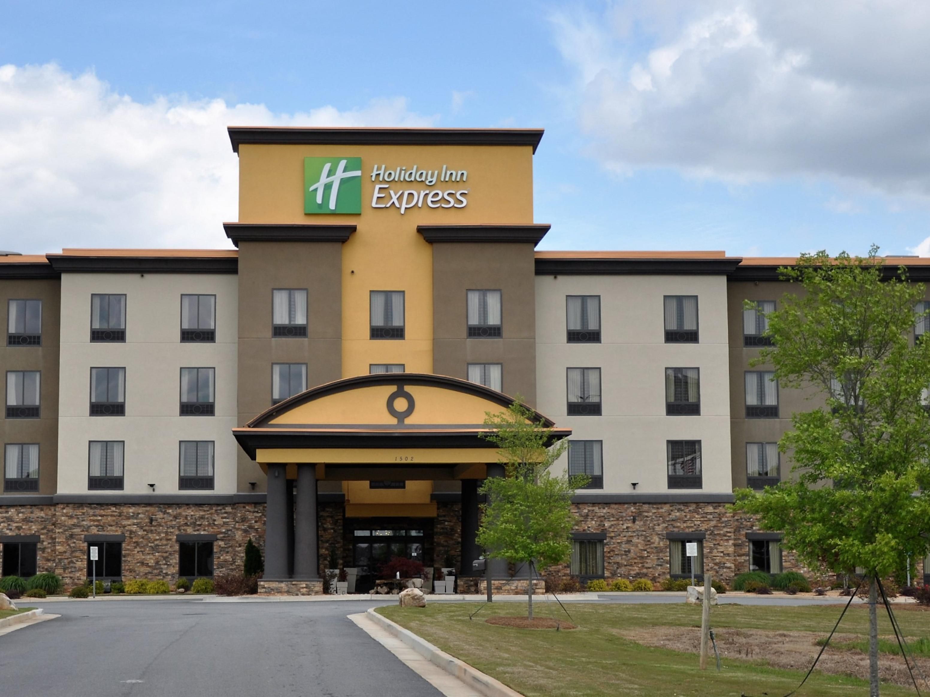 A large entryway and flat parking area welcome you to our hotel.