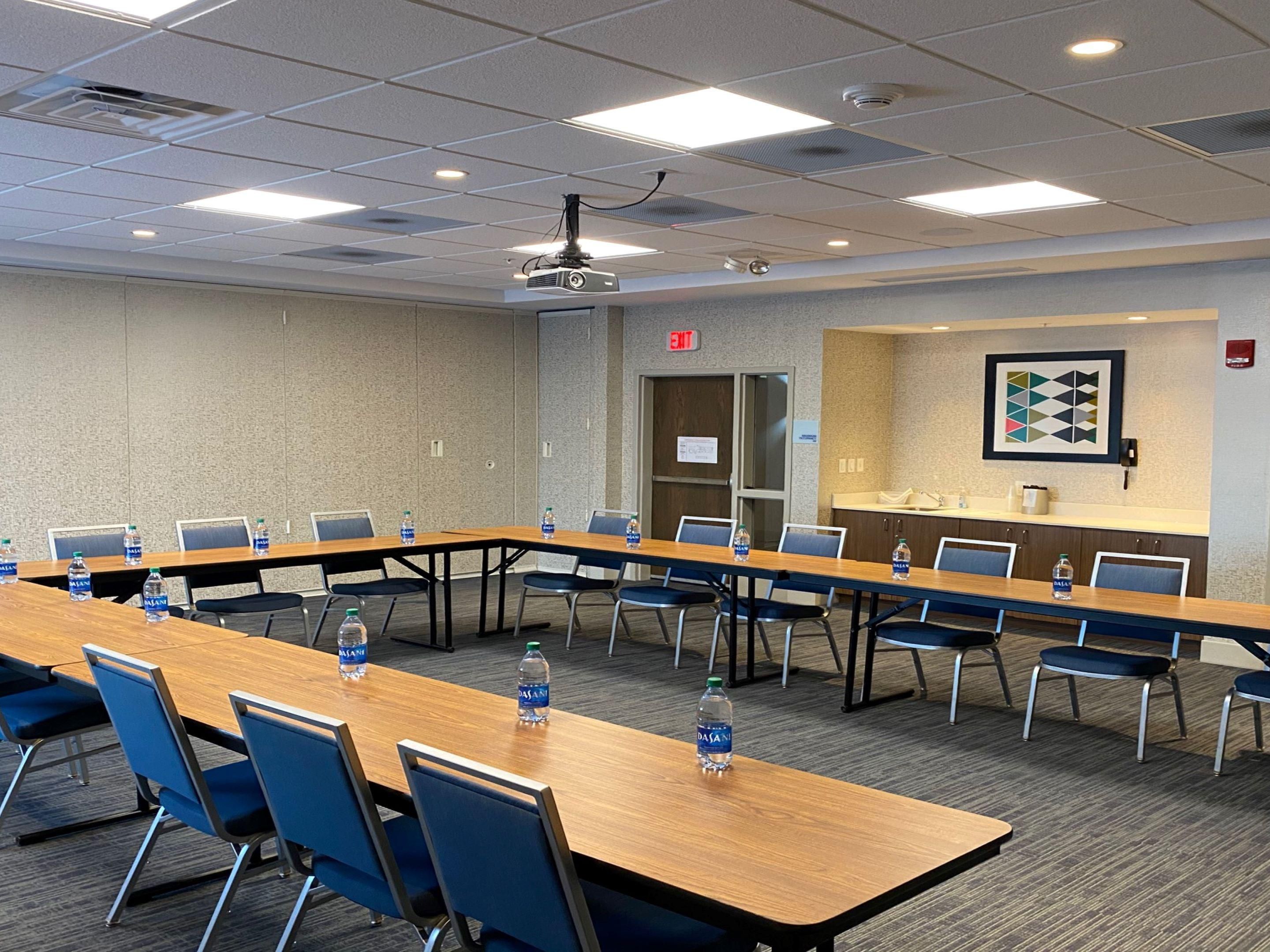 Our flexible meeting spaces offer six unique room configurations to host groups of up to 142 guests, making them perfect for everything from business meetings to social events. With audiovisual equipment, projection capabilities, and personalized service, catered to your specific needs, we ensure a seamless and memorable experience.