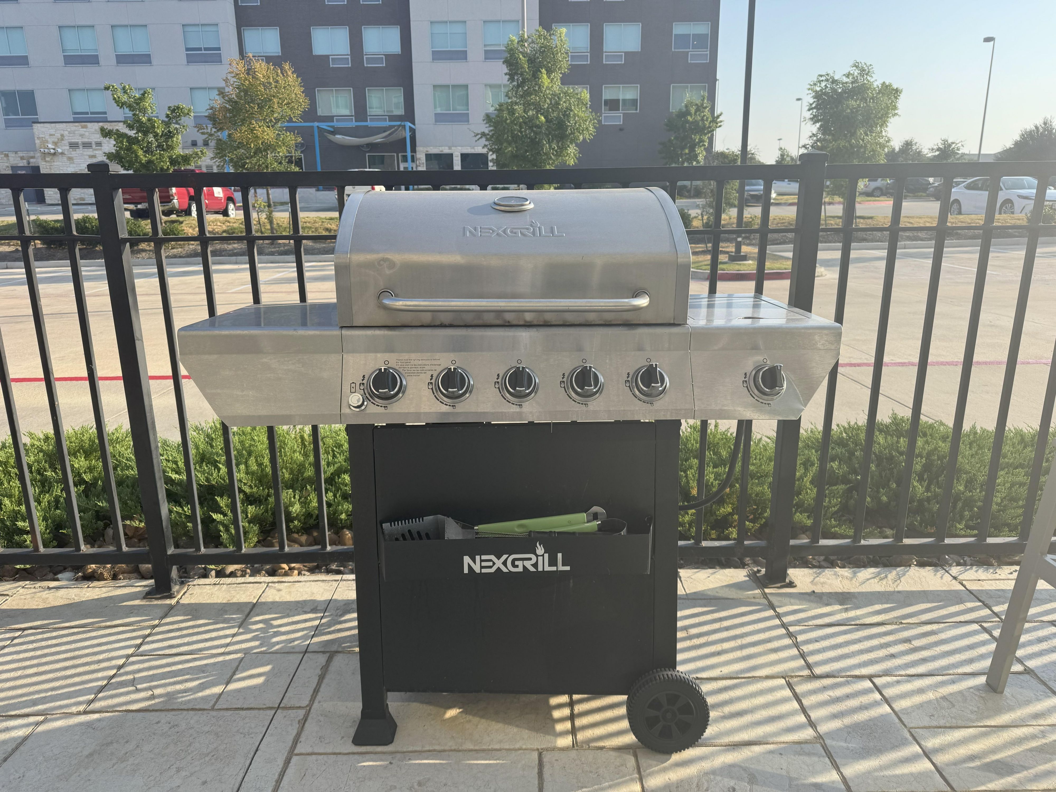 BYO-Burgers (and hot dogs)! Gather with your family, friends, or colleagues and BBQ dinner on our outdoor propane gas grill. Enjoy your meal pool side on the patio.