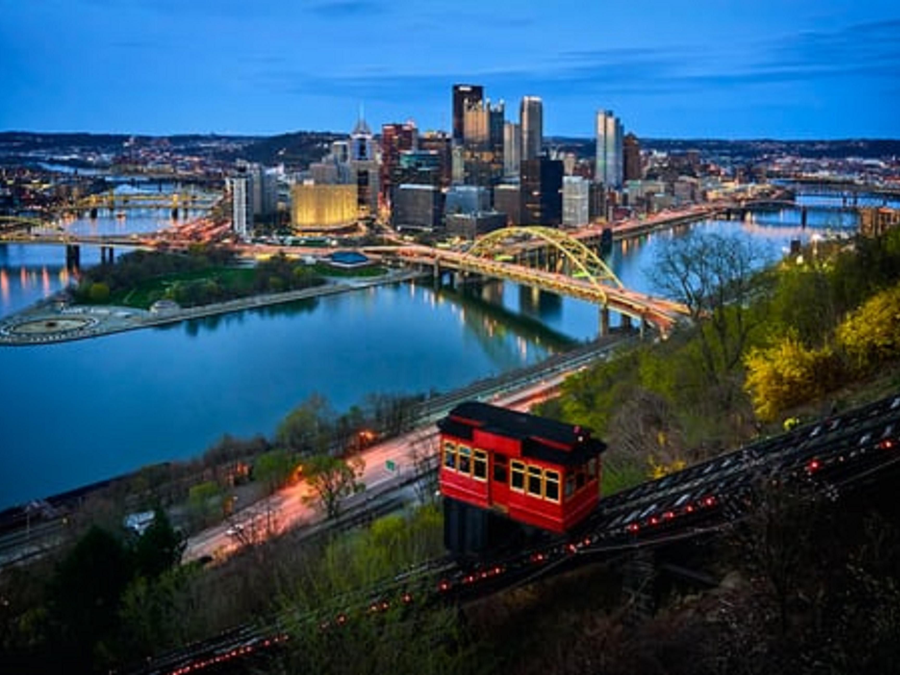 Situated halfway between the airport and downtown Pittsburgh, the Holiday Inn Express Pittsburgh Airport offers easy access to all of Pittsburgh's top attractions, event venues, and shopping. Watch your favorite band at Pavilion at Starlake, or your favorite sports team at Heinz Field, PNC Park, or PPG Arena.