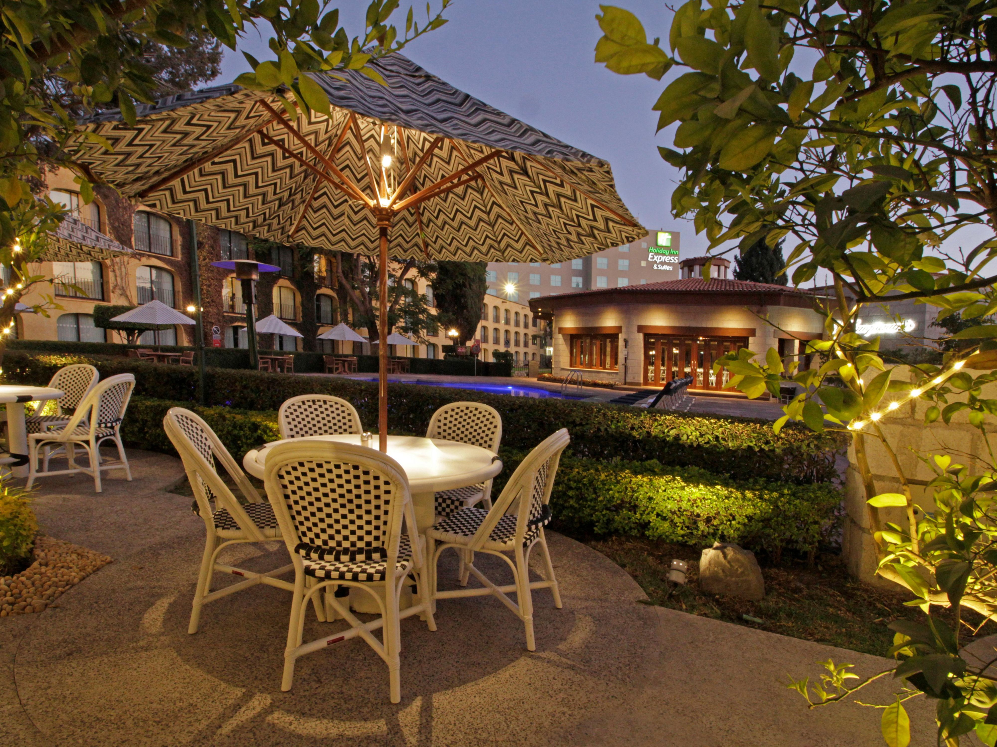 Is not necessary to go out for lunch or dinner,  we offer you 3 different outlets  “Los Arcos Restaurant”, “El Patio Restaurant”, “Los Naranjos Grill” or “Las Monturas Bar”; located at the next door Holiday Inn Hotel through an interior access door.