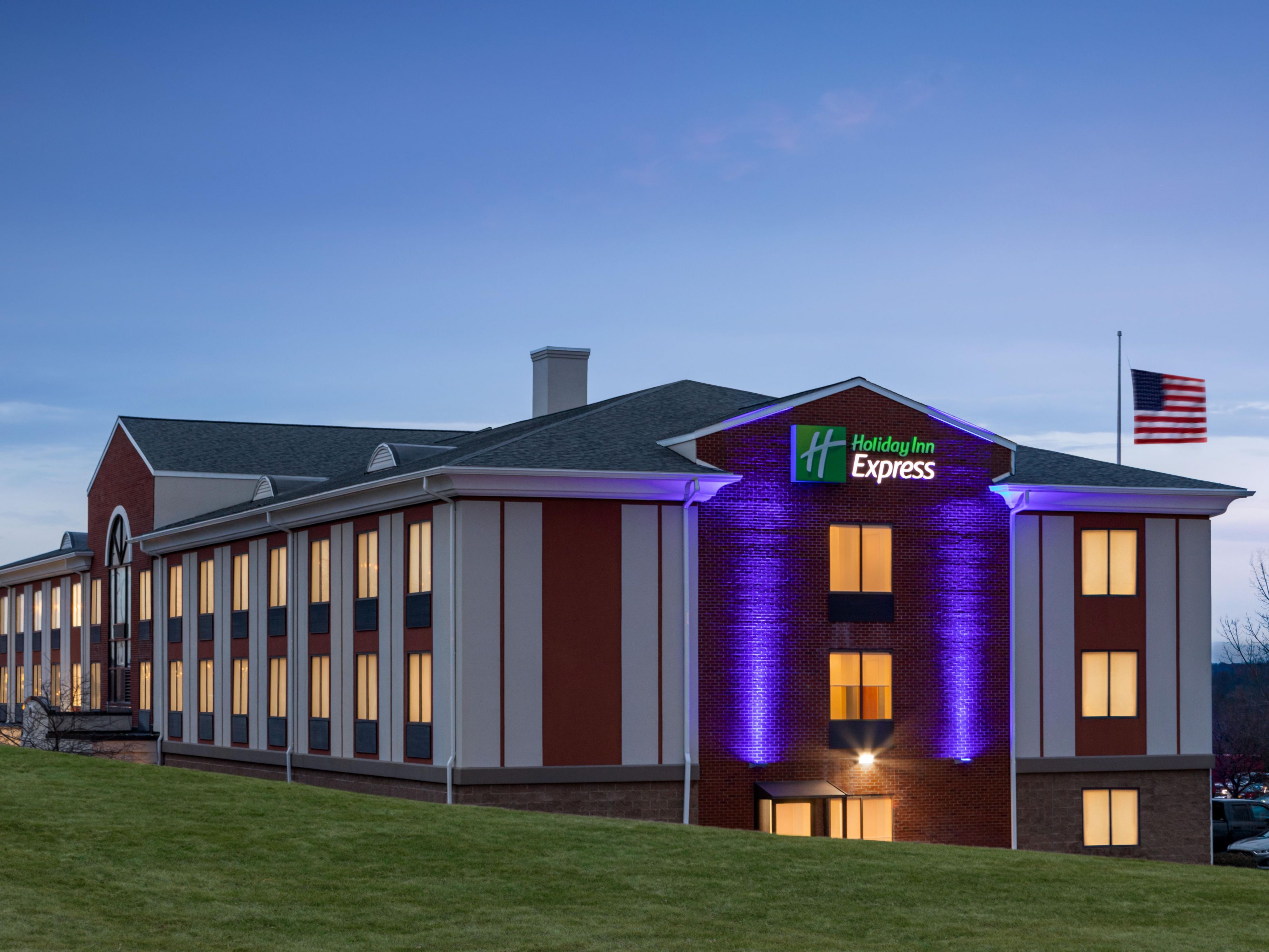 Nestled near the Hudson River Valley, Downtown Albany, and major highways, our hotel is the perfect base for exploring the best of New York’s capital. Discover a unique blend of rich history, stunning landscapes, and local charm with proximity to attractions like Empire State Plaza, Colonie Center, New York State Capitol, and Thacher State Park.