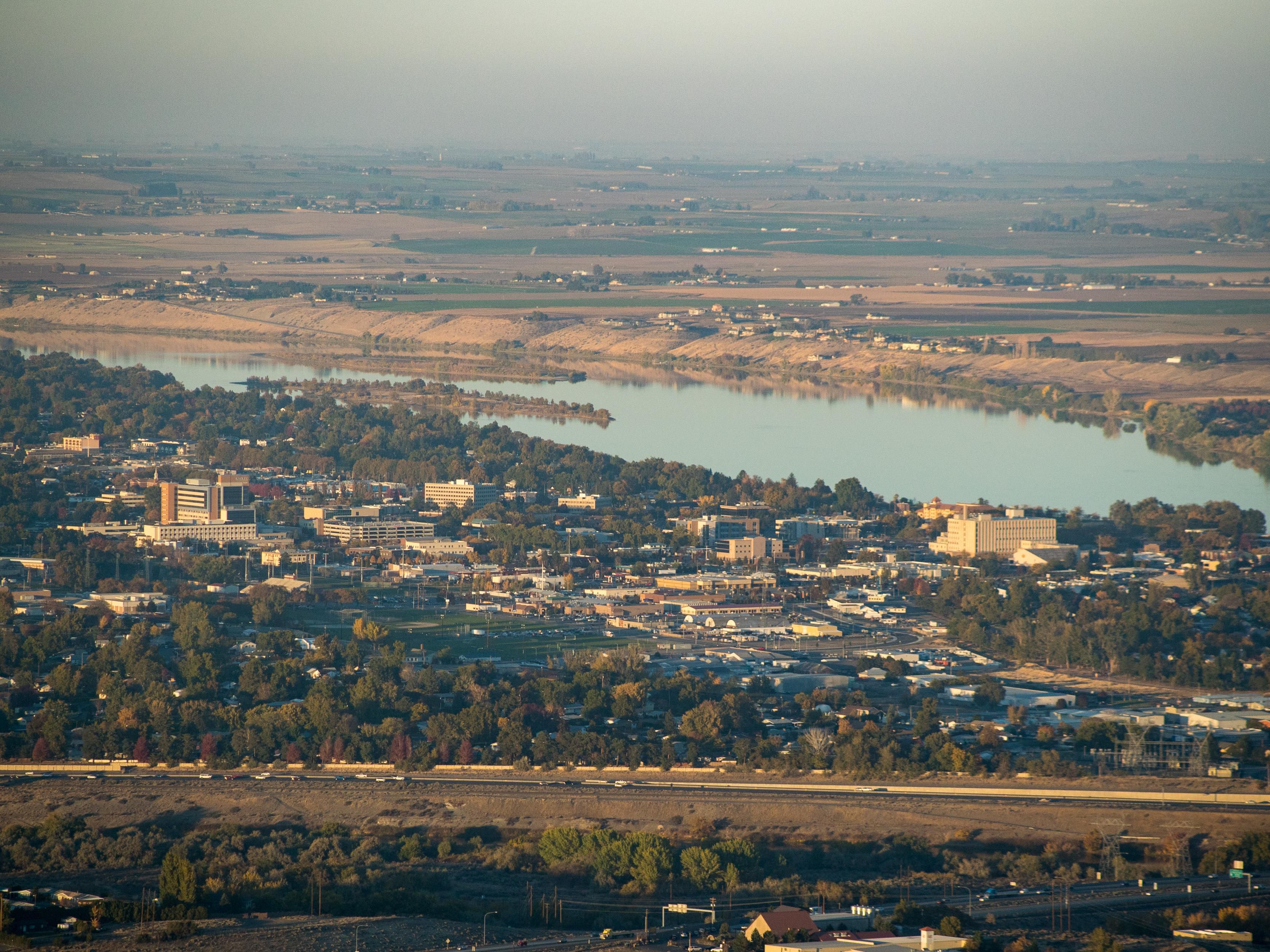 The Holiday Inn Express & Suites Richland is conveniently located at the heart of the Tri-Cities. A day of shopping at the Columbia Center mall is within walking distance. If you prefer time in the outdoors it's a quick drive to Columbia Park, a 450-acre park with 4.5 miles of shoreline along the Columbia River where you can walk, bike, or fish.