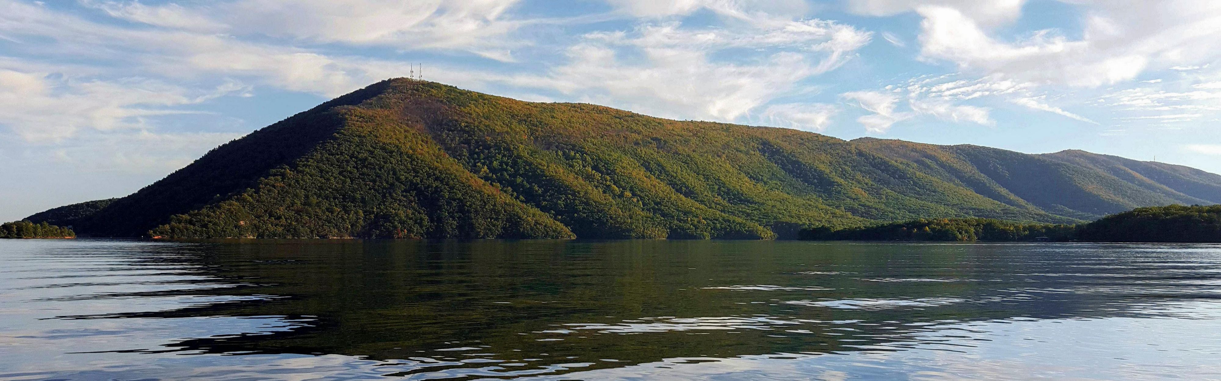 Take your family to visit the Smith Mountain Lake!