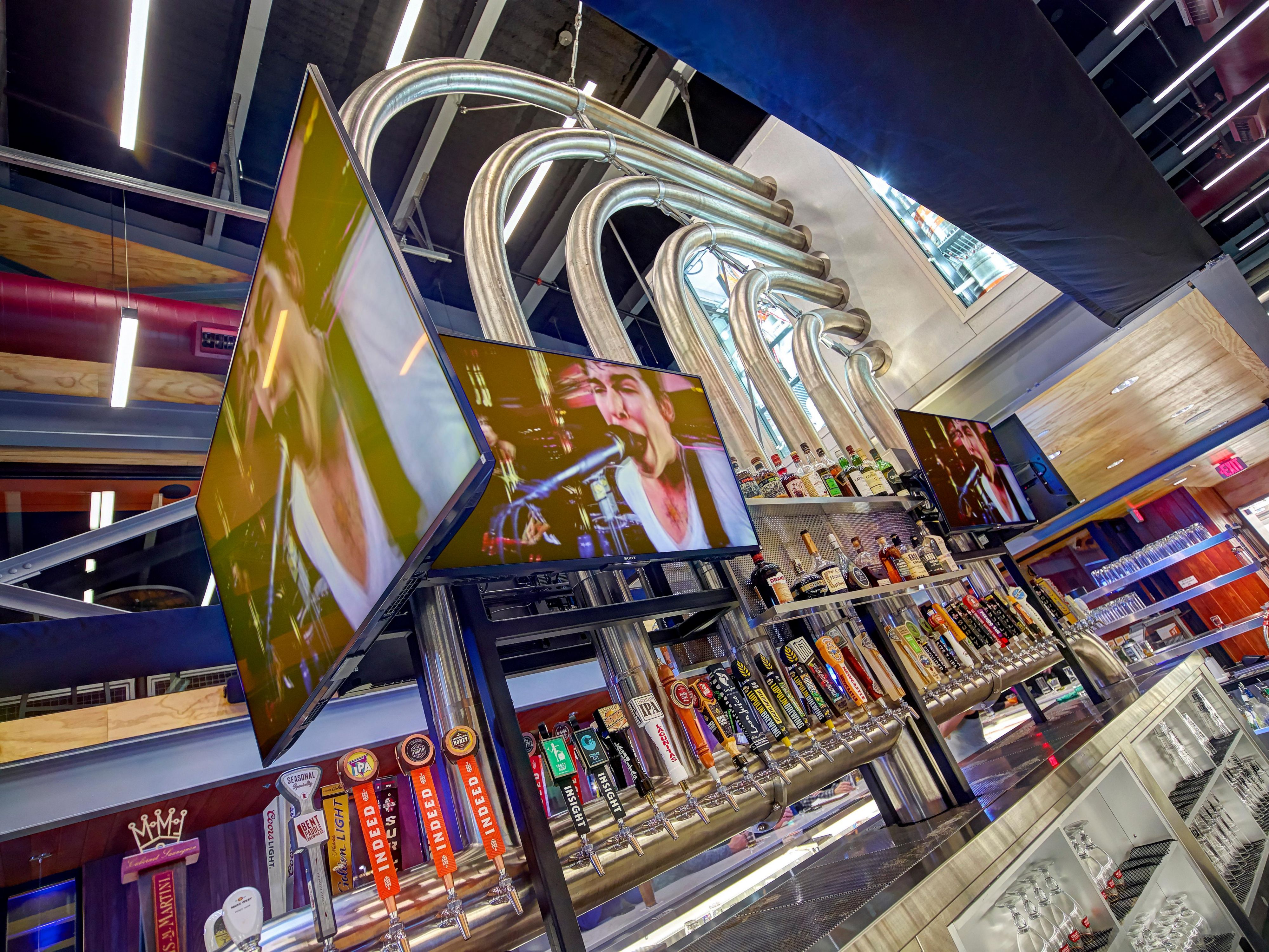 Having a good time starts with the perfect mix of food, drinks and the right people. From their selection of beer and wine to their signature house cocktails, Short or Tall is the one place that perfected the fine craft of fun.  Location is everything with the Holiday Inn Express and Suites Rogers is located next door to the restaurant.