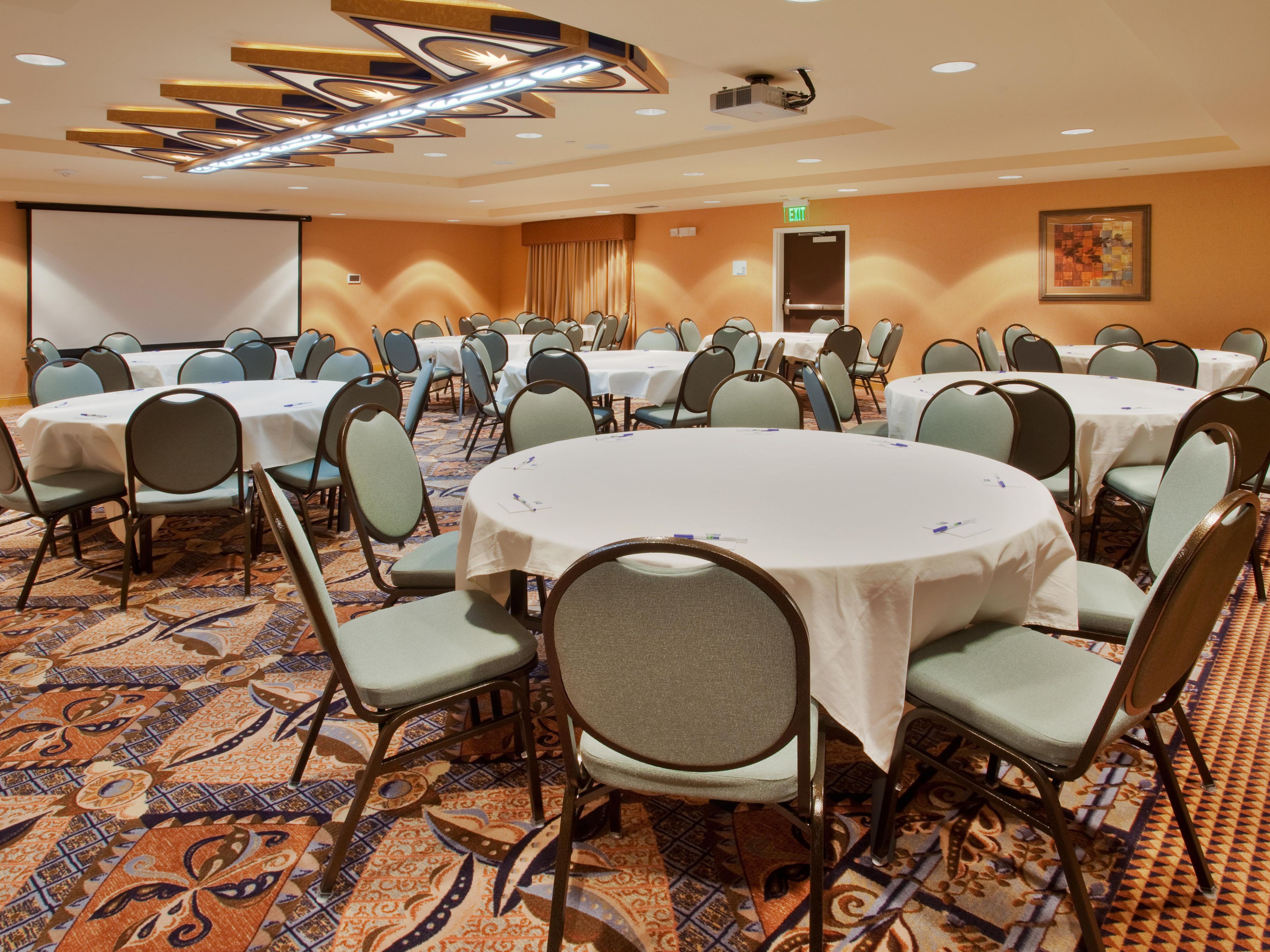 Host your next event at our Sacramento hotel. Our versatile rooms offer 2,886 square feet of stylish meeting space, ideal for small to medium-sized groups. From planning to catering and A/V equipment, we handle the details so you can focus on an exceptional event.
