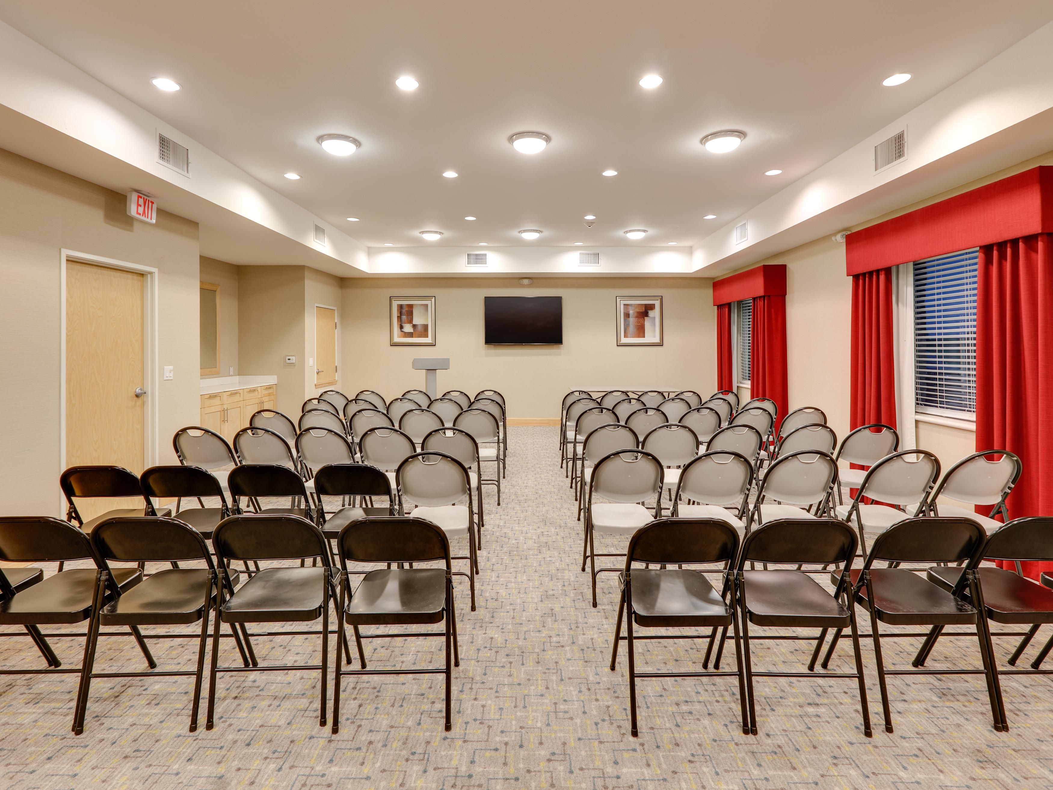 Holiday Inn Express Brooks City Base offers 1,100 sq. ft. of versatile meeting space, perfect for your next event. Equipped with a TV, projector, flipchart, markers, lectern, easel, and dry erase board, our facility ensures a productive environment. Plus, outside catering is allowed, making it easy to customize your event with your favorite dining.