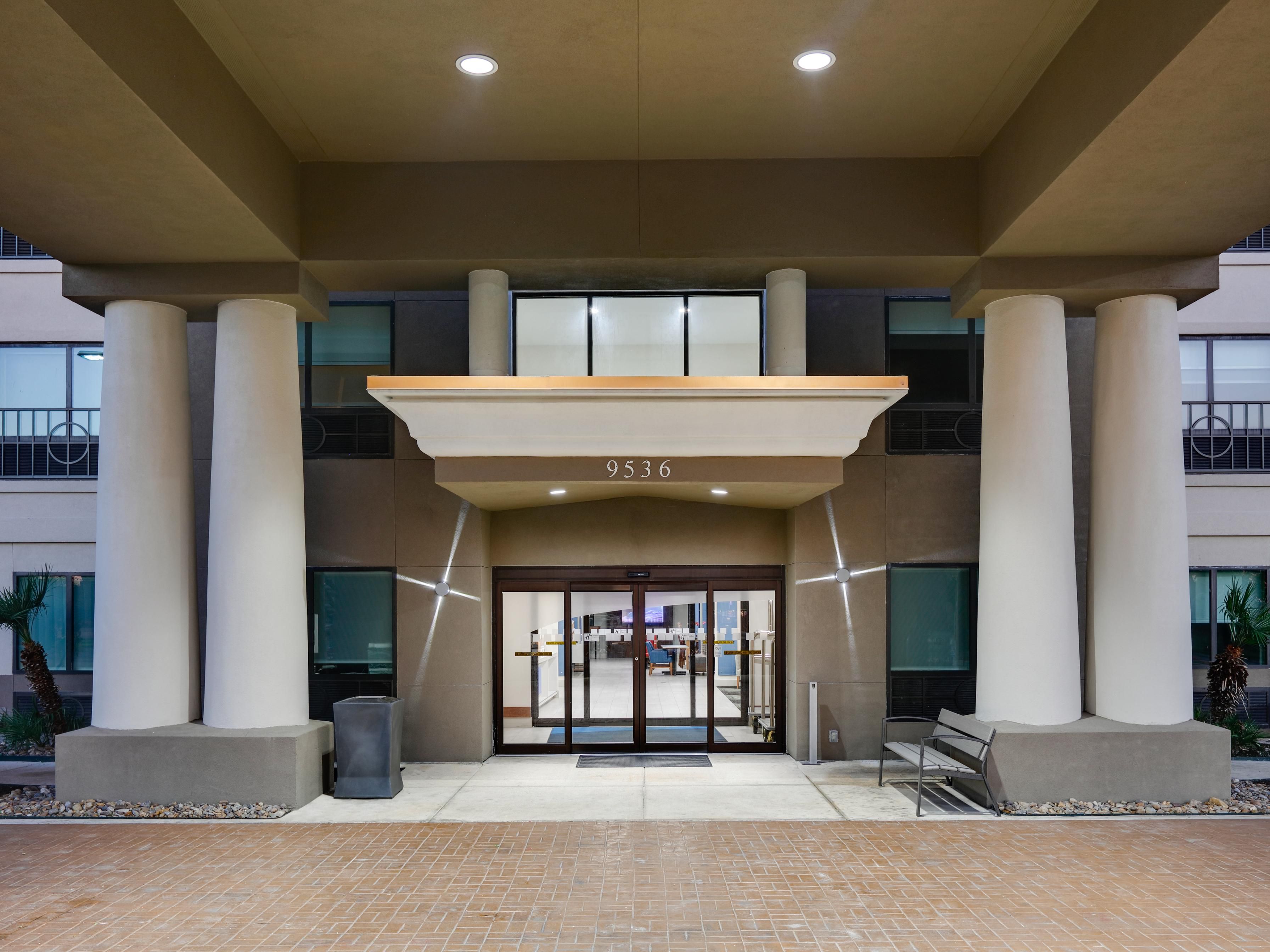 Take advantage of our complimentary self-parking, just one more way we minimize your stress and maximize your comfort. Say goodbye to wasted time driving around searching for a spot, rushing out to feed a meter, or incurring costly parking fees, and hello to a hassle-free stay.