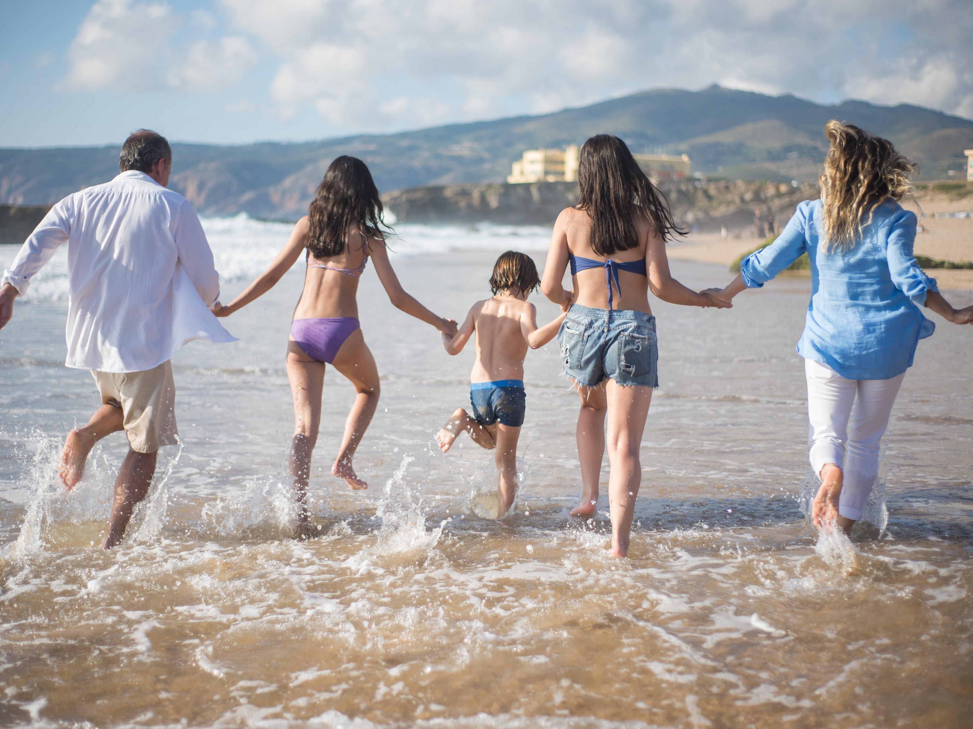 Dip your toes into the Pacific Ocean and enjoy our breathtaking sunsets. Re-charge in one of our rooms or suites and be ready for your beach adventure. Just 5 minutes from Pacific Beach, Ocean Beach, and the most popular Mission Beach, you will find fun for everyone in the family in Belmont Park. Book your room today!