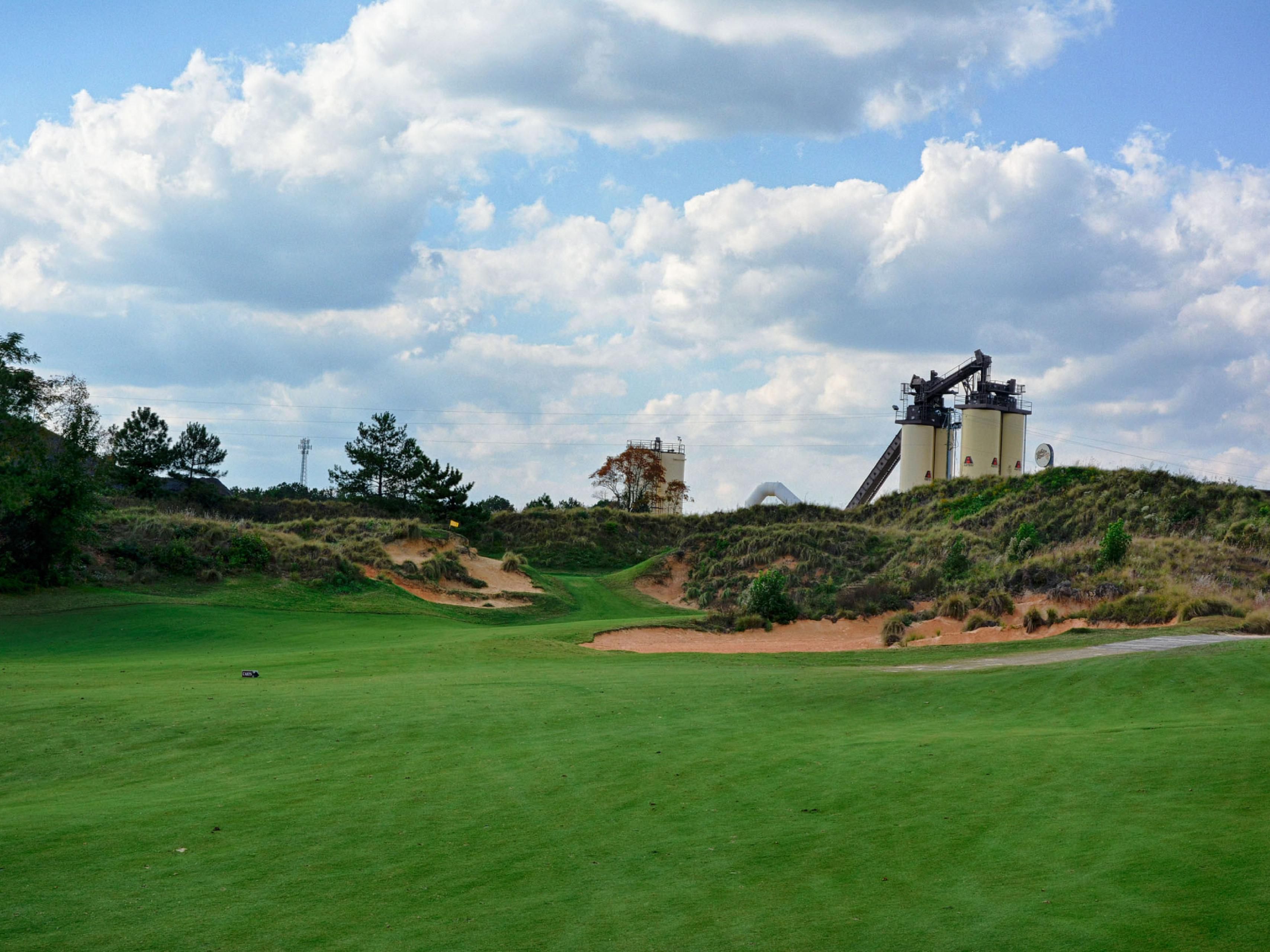 Do you love golf? Please stay with us and golf at the Tobacco Road golf course just 10 minutes away. 
Tobacco Road Golf Club was built on land tended by the weather-worn hands of tobacco farmers, later shaped and moved through mining and sand excavation before finally being crafted by Mike Strantz. It is a great course for all kind of golfers. 
