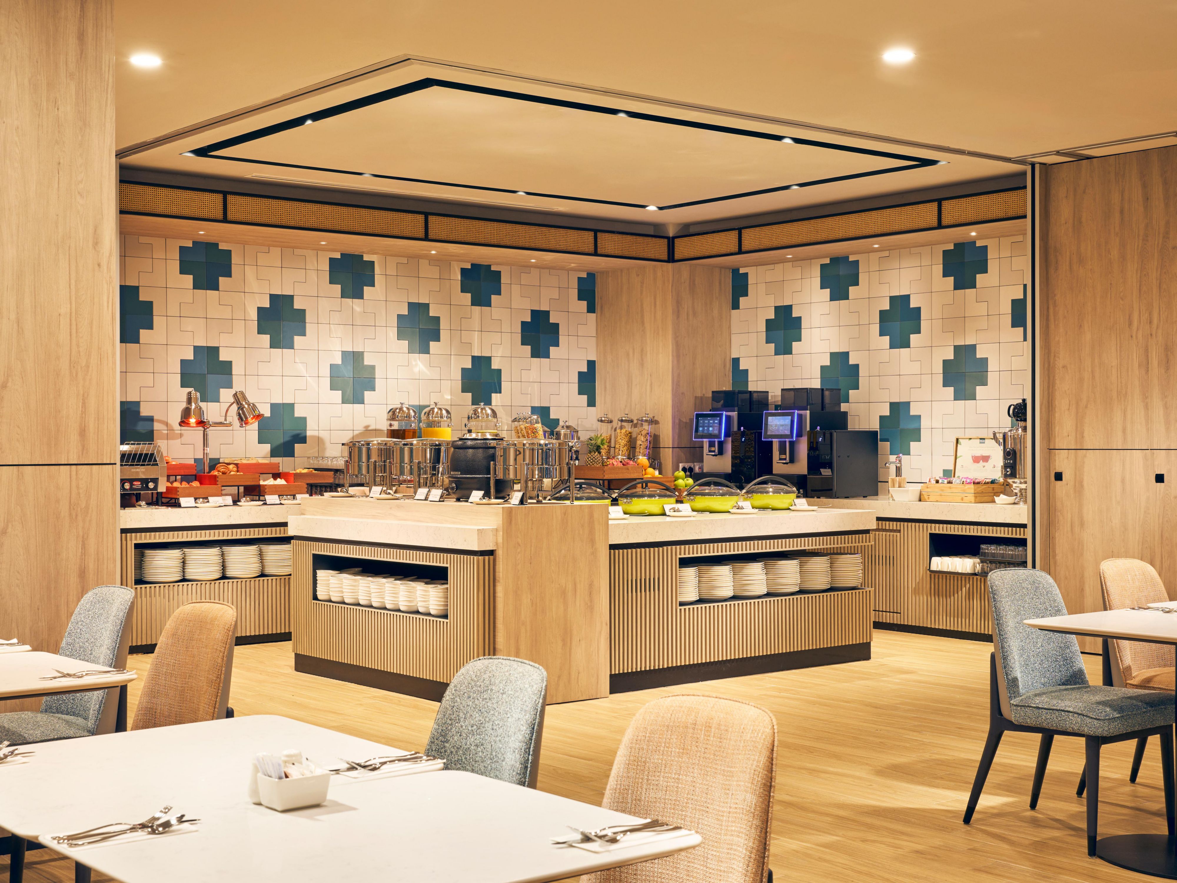 Kickstart your mornings in style in The Great Room with our complimentary Express Breakfast and Grab & Go options. Dive into a delightful spread of international delicacies, featuring specialty baked breads, local biscuits, and a refreshing sugarcane beverage. It’s the perfect way to kick-start your day!