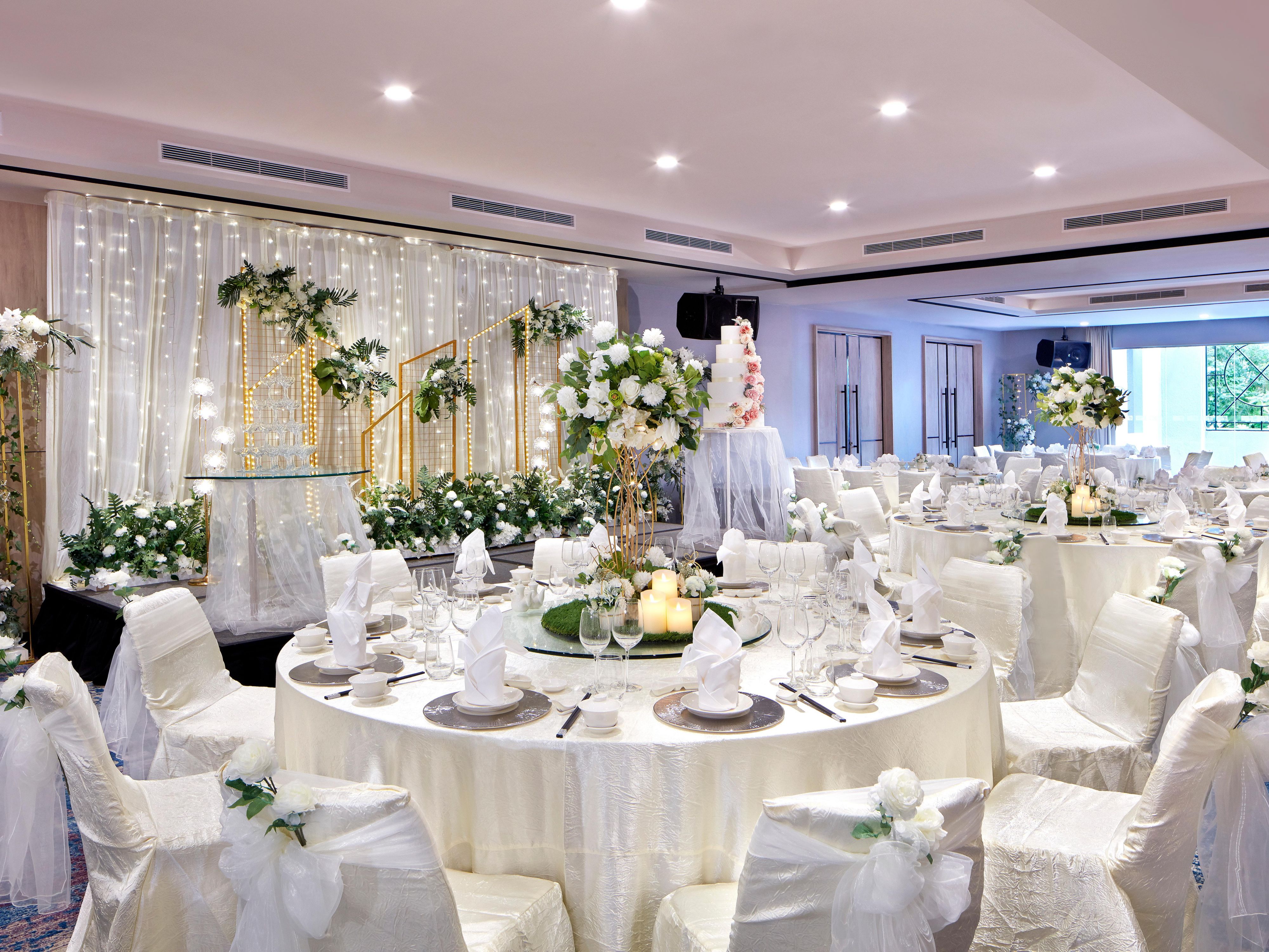 Celebrate your wedding in our Sugarcane Room, accommodating up to 150 guests with full glass windows for natural light. Lunch and dinner packages available starting from $988++ per table. Share your dreams with our planners and create your perfect wedding. Email sales@hiexsnovena.com for more info.