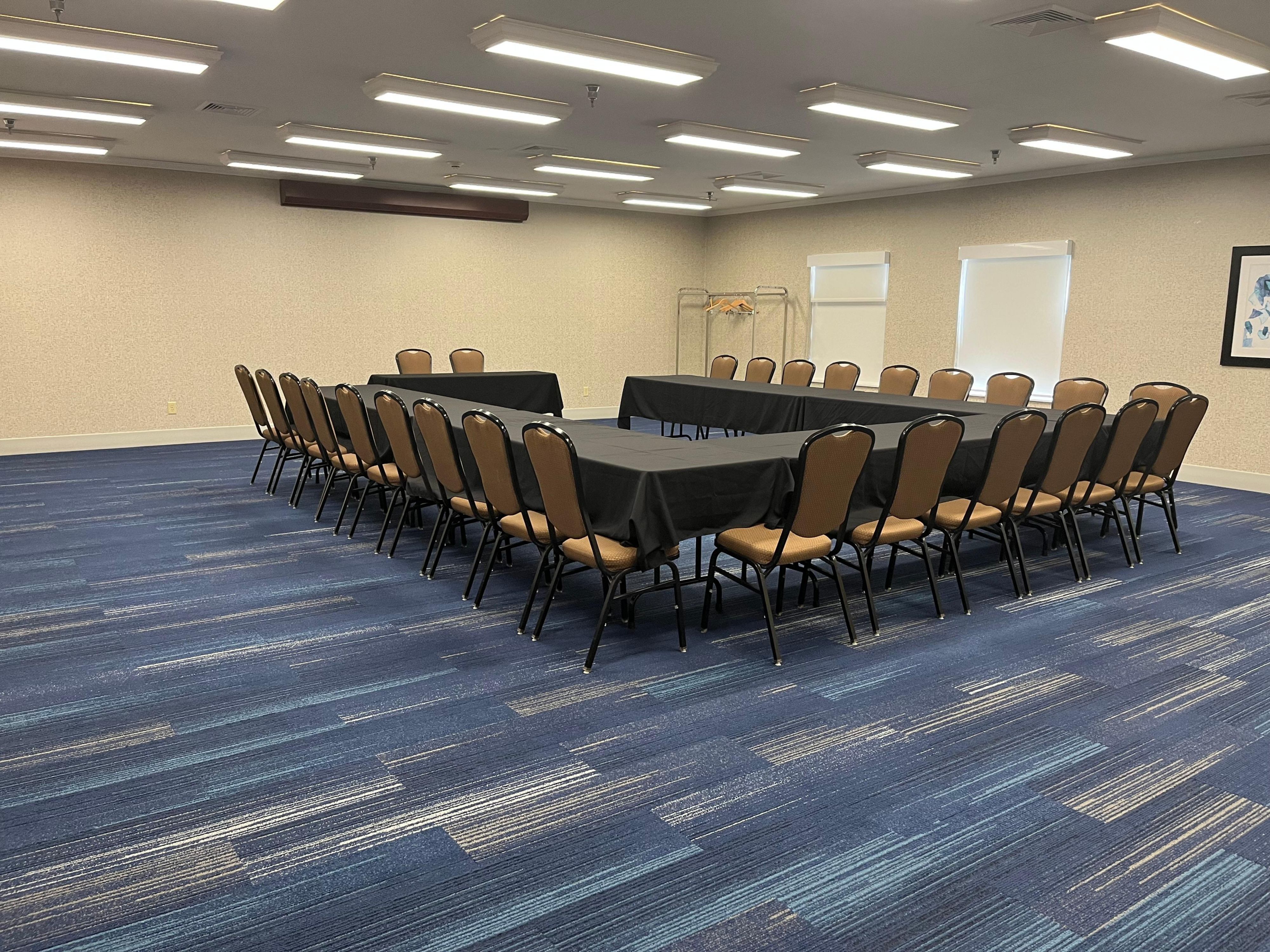 Our meeting space provides endless possibilities and is perfect for small to large meetings, training sessions, and social events. The Holiday Inn Express and Suites Sioux Falls at Empire Mall offers three meeting spaces ranging from 651 square feet to 1073 square feet.