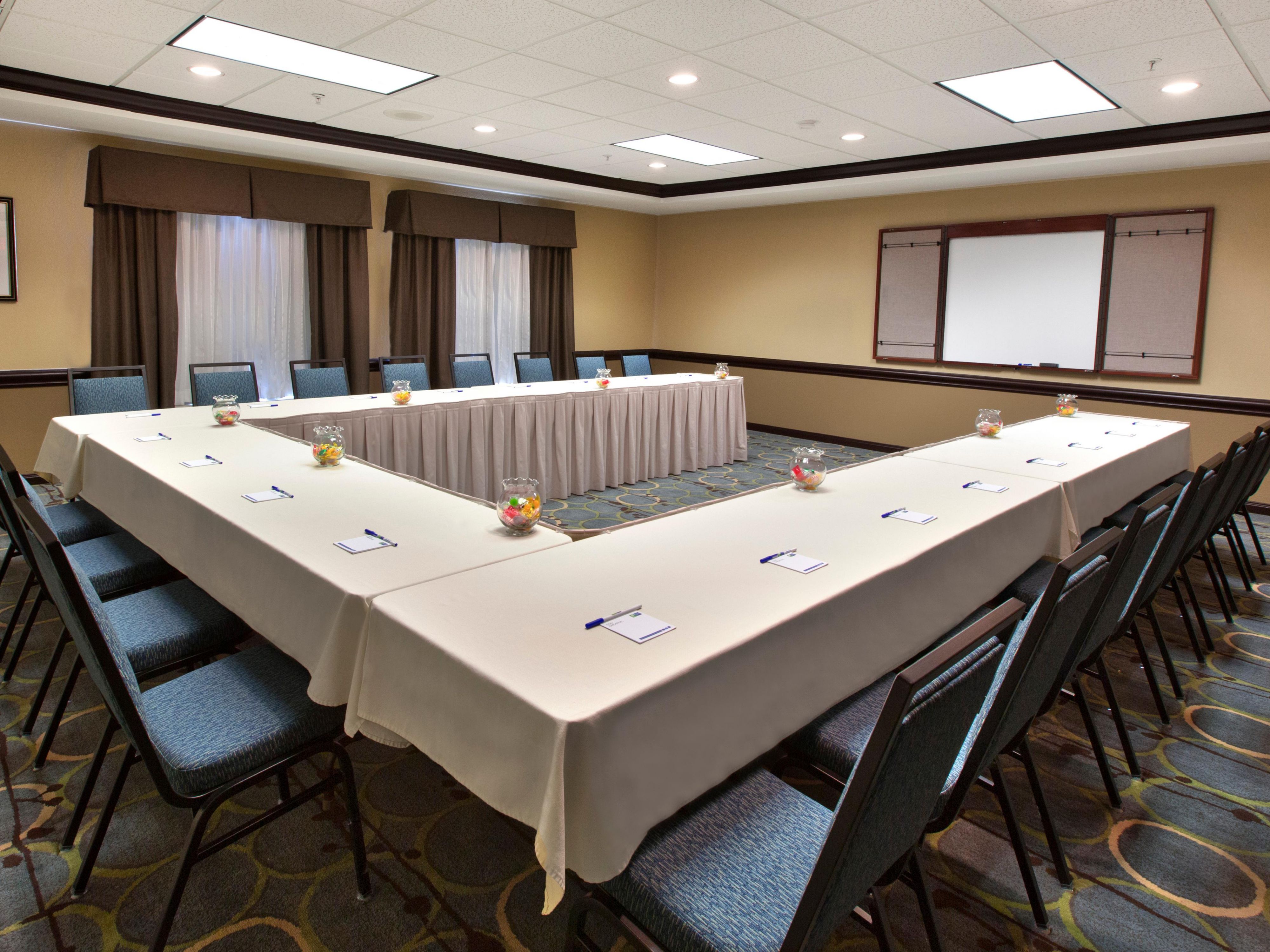 Enjoy our new and creative full services food and beverage menu selections from our talented chef. Our meeting space offers flexibility and convenience for attendees and planners. 