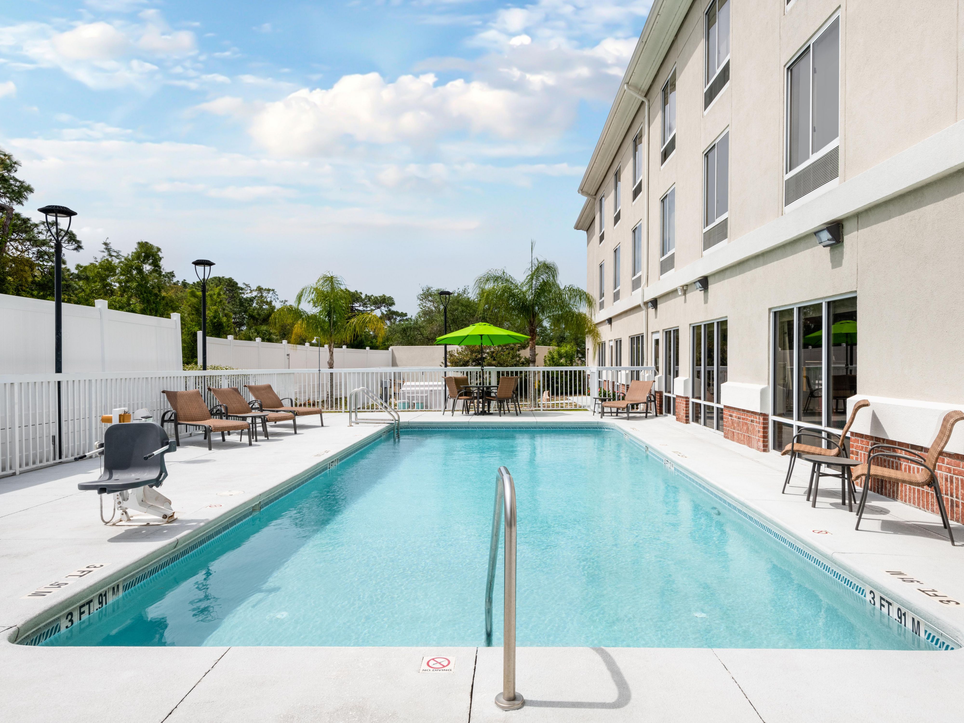 Ready to make a splash? Escape to our Spring Hill hotel's refreshing outdoor pool, open daily from 7am to 10pm. Whether you're starting your morning with a revitalizing swim, unwinding with an evening dip, or simply lounging under the warmth of the sunny Florida skies, our sparkling pool is the perfect retreat. 