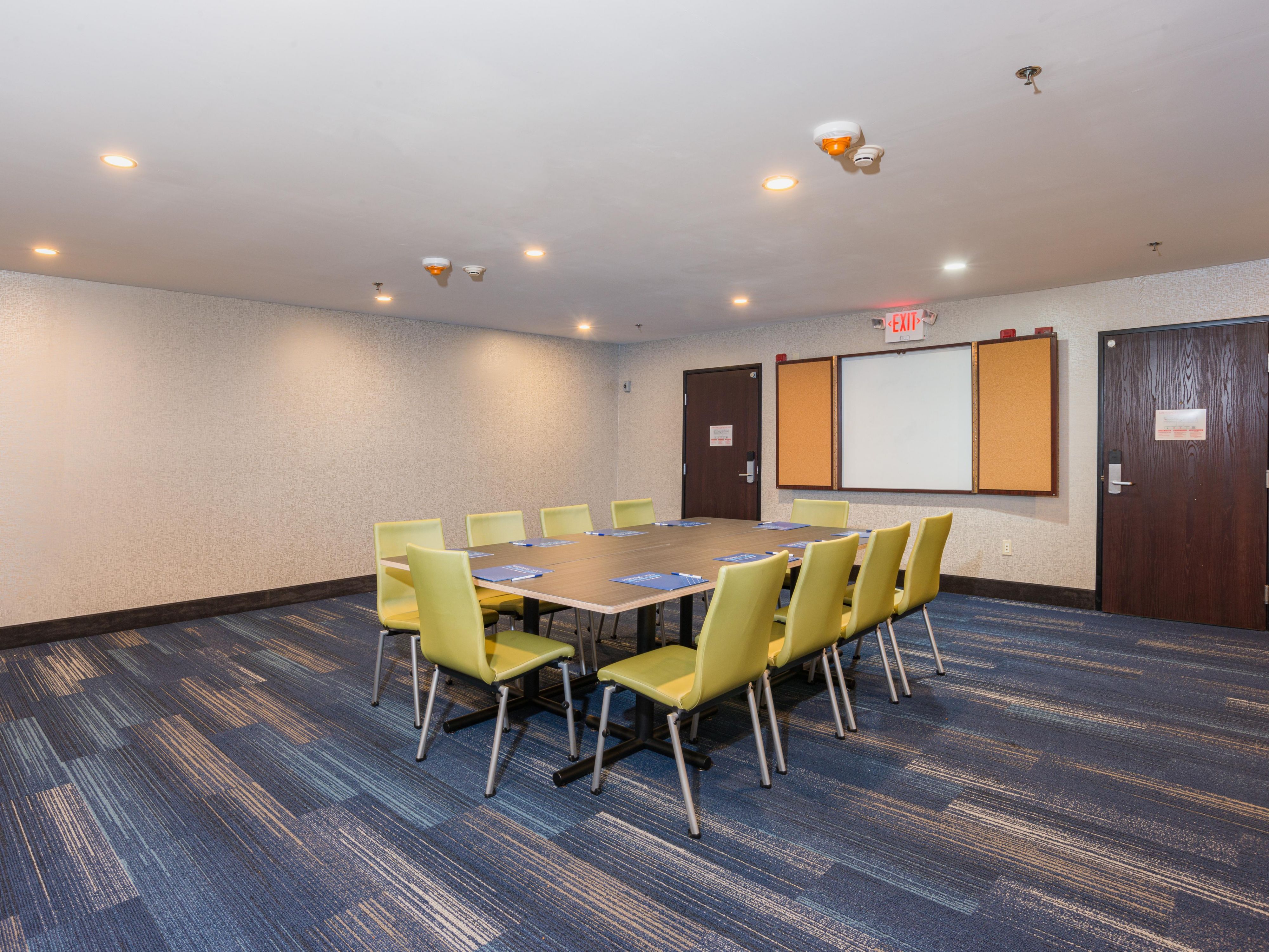The Bristol room offers flexible meeting space and is great for a family social affair for up to 25 people seated. Included in your meeting room rental we provide complimentary Wi-Fi, tables and chairs. Contact us today to book. 