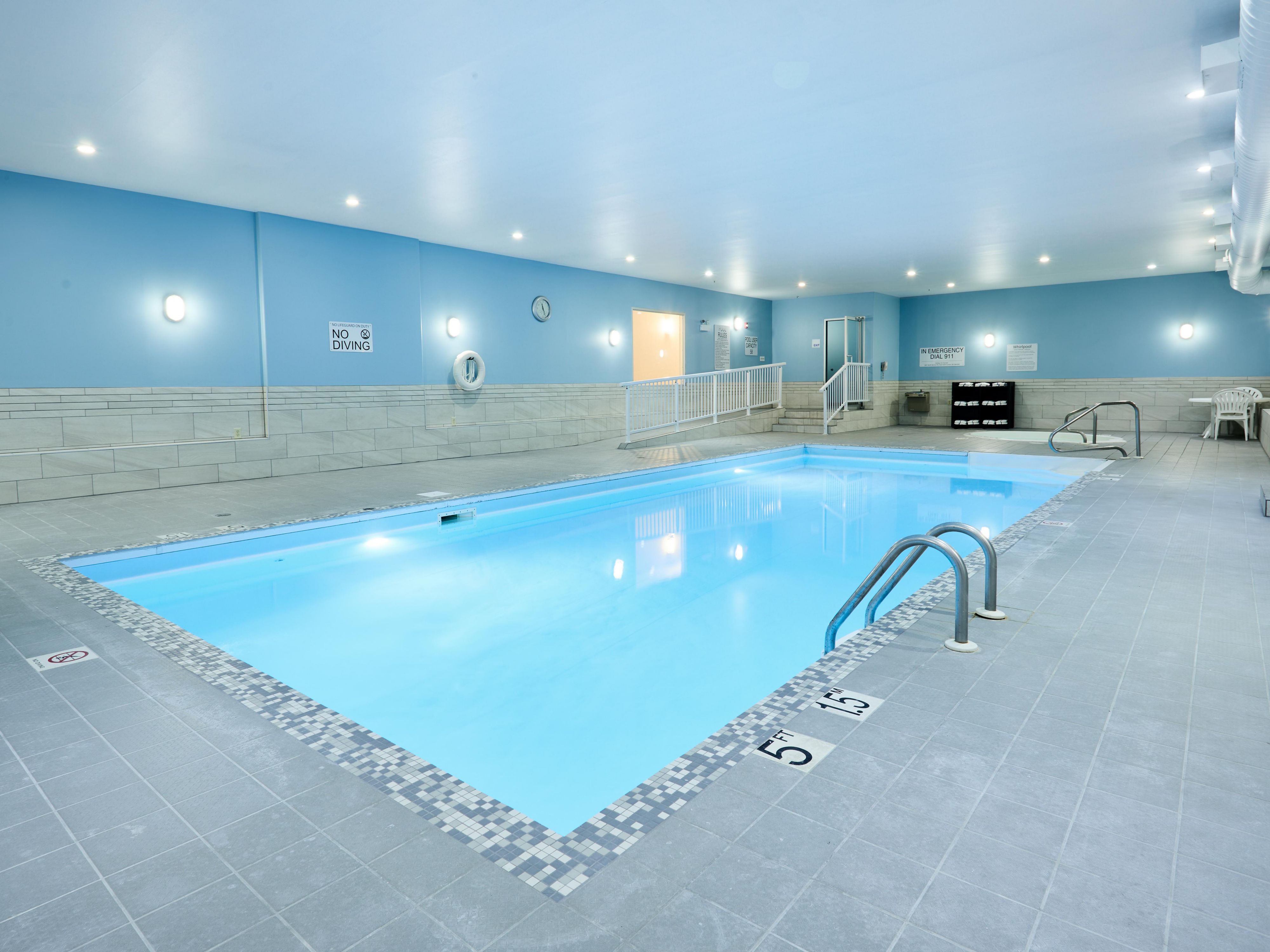 Enjoy your stay with our pool and hot tub that will complete your relaxation. 