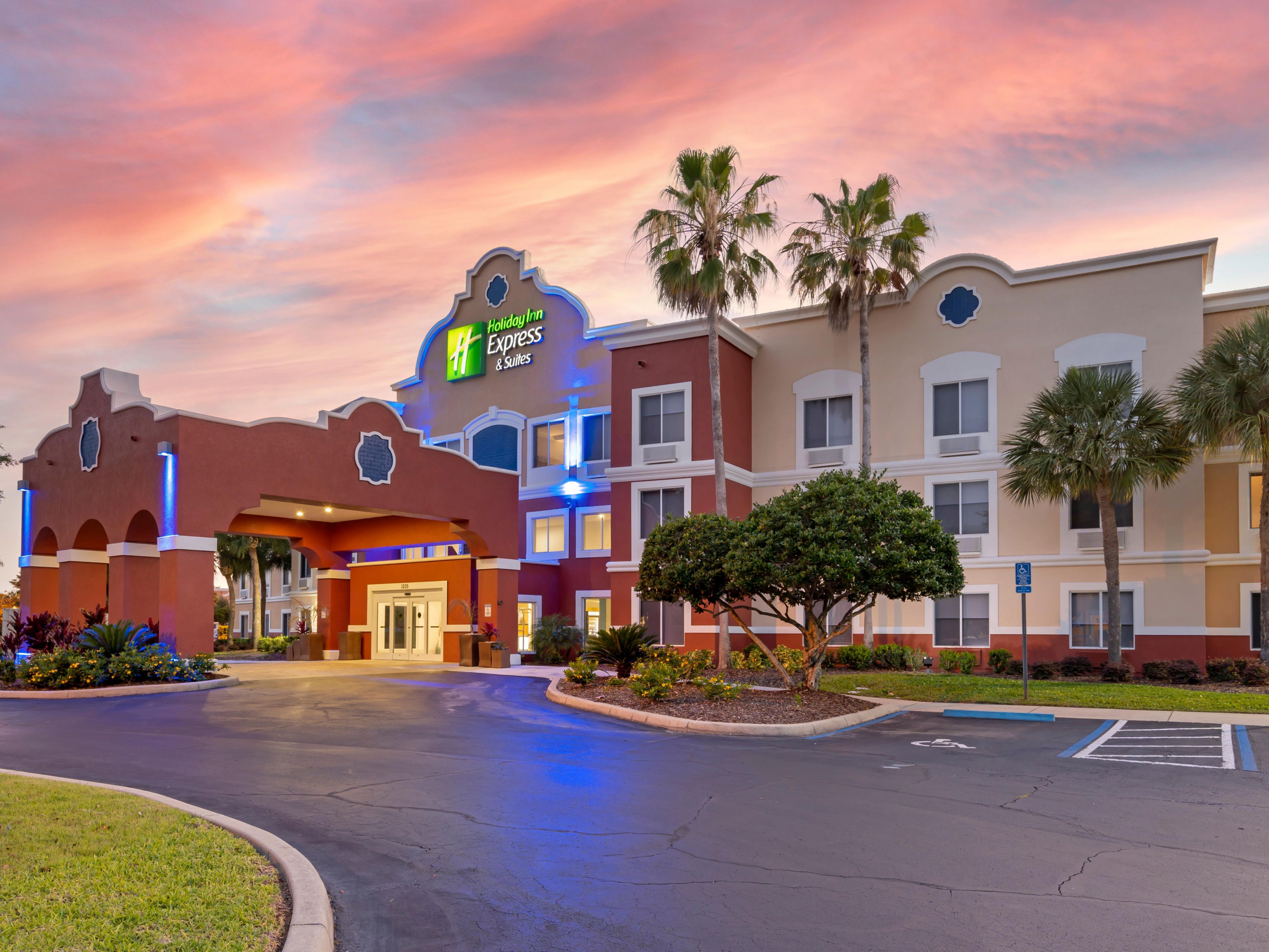Stay with us. Walking distance to Play, Shop, and Dine in The Villages!