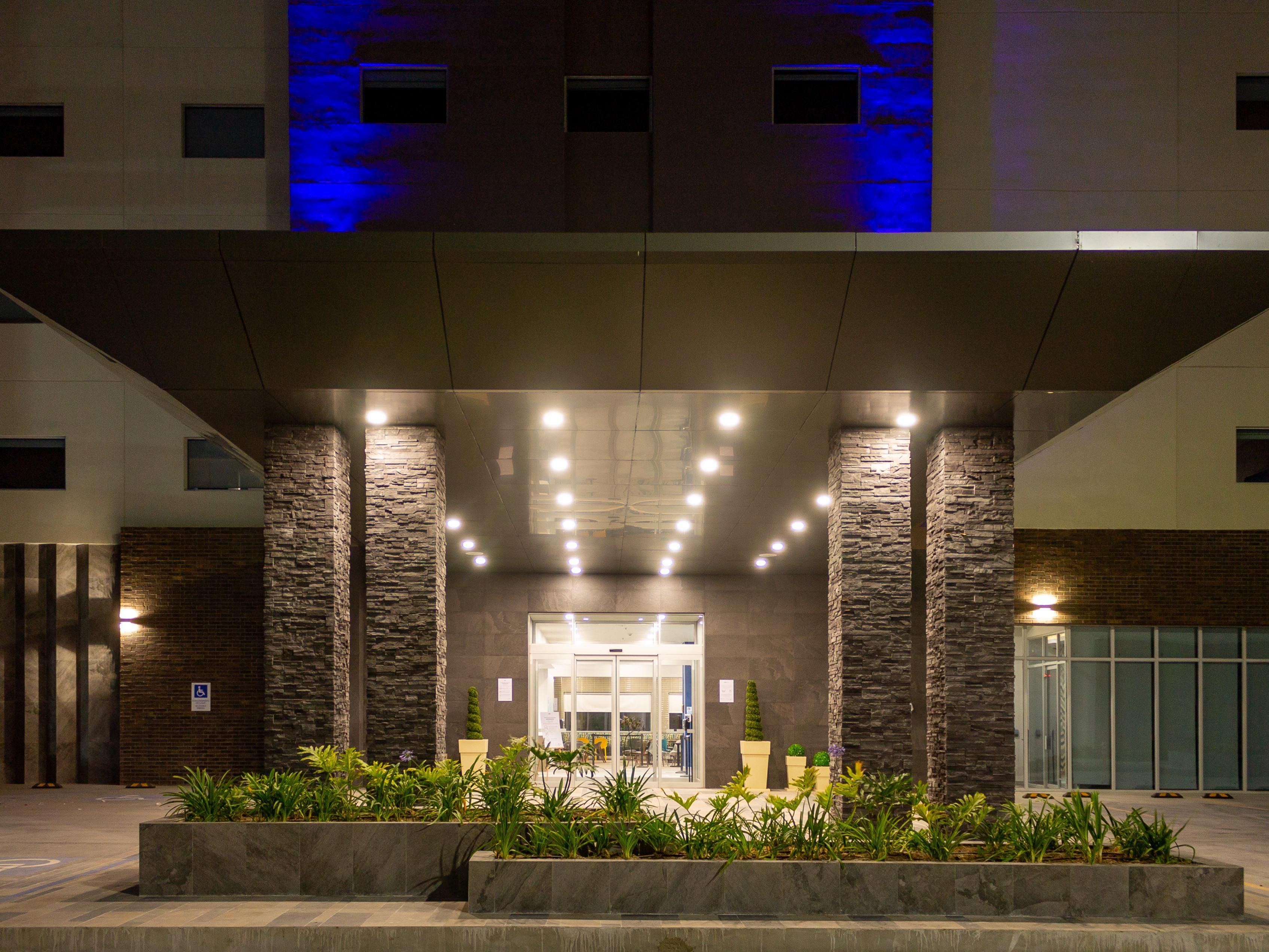 In the heart of one of the most modern shopping centers, near the airport, is our Holiday Inn Express Tijuana Hotel, Otay, having discounts in the best restaurants of the Plaza Alameda Otay and exclusive for our guests.