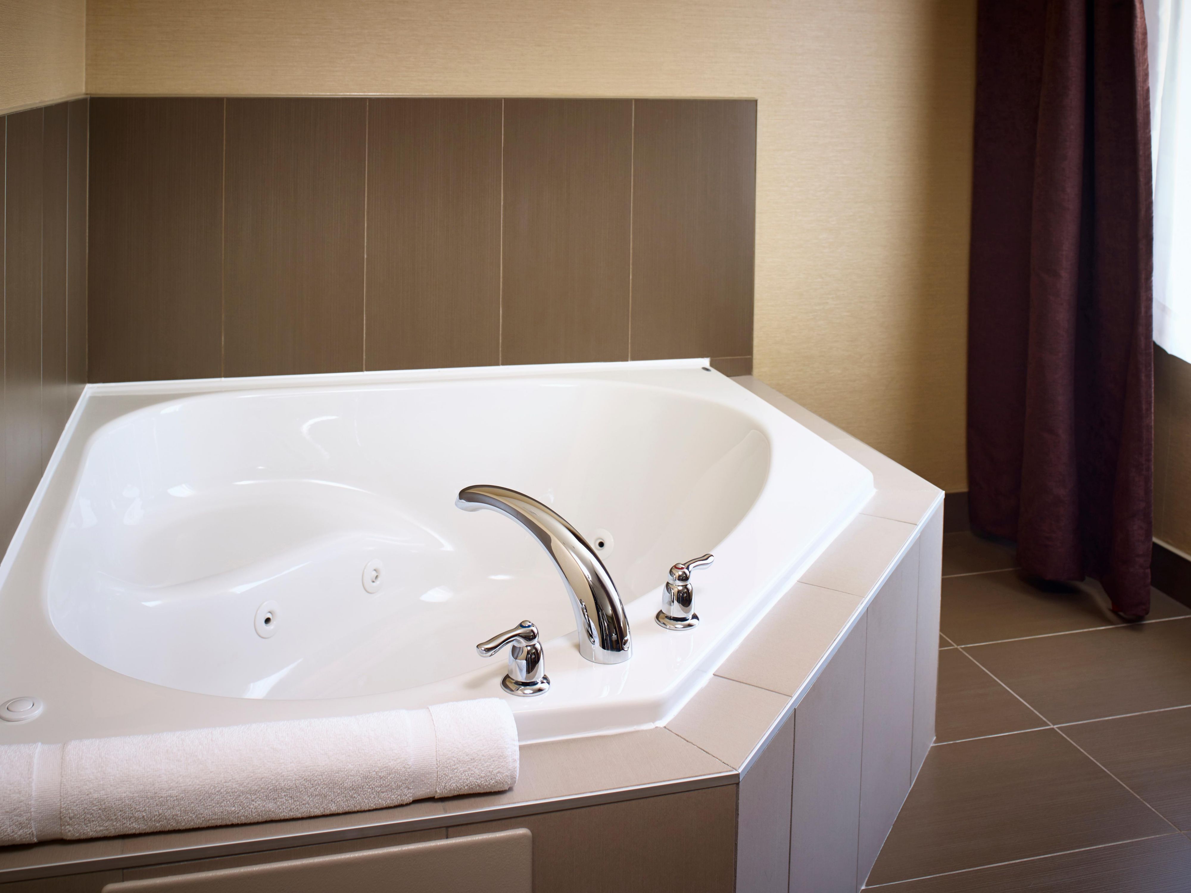 Looking for a romantic escape? Treat yourselves to our luxurious King Suite, featuring a soothing jetted tub—ideal for relaxing and reconnecting with your loved one. Whether you’re celebrating a special occasion or simply want to enjoy each other’s company, our King Suite provides the perfect sanctuary.