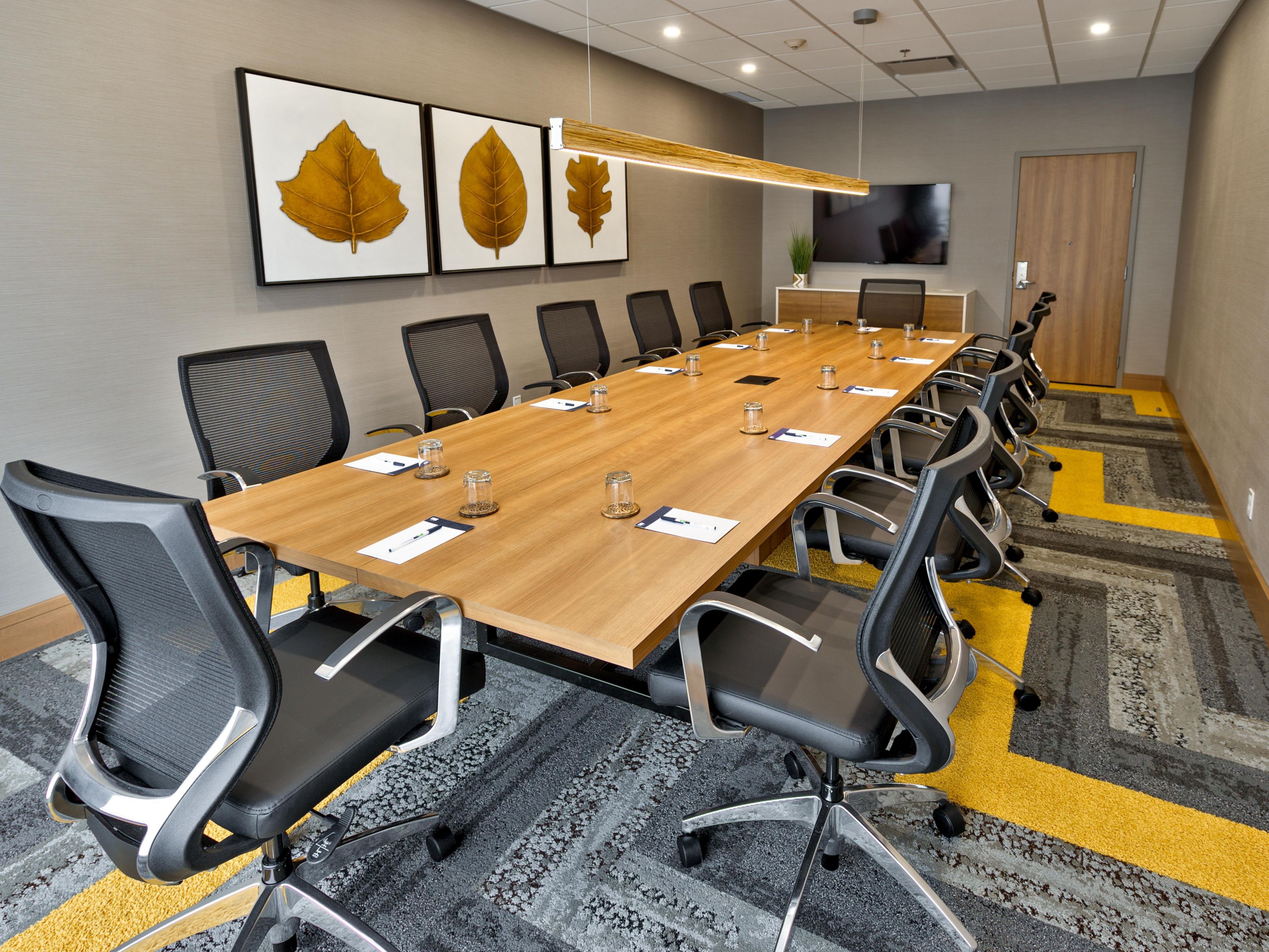 Bright, modern, and filled with natural light, our fully windowed meeting rooms provide the perfect setting for productive and inspiring gatherings. Whether you're planning a brainstorming session, a training, or a large corporate event, we offer flexible layouts and full-service amenities to meet your needs.
