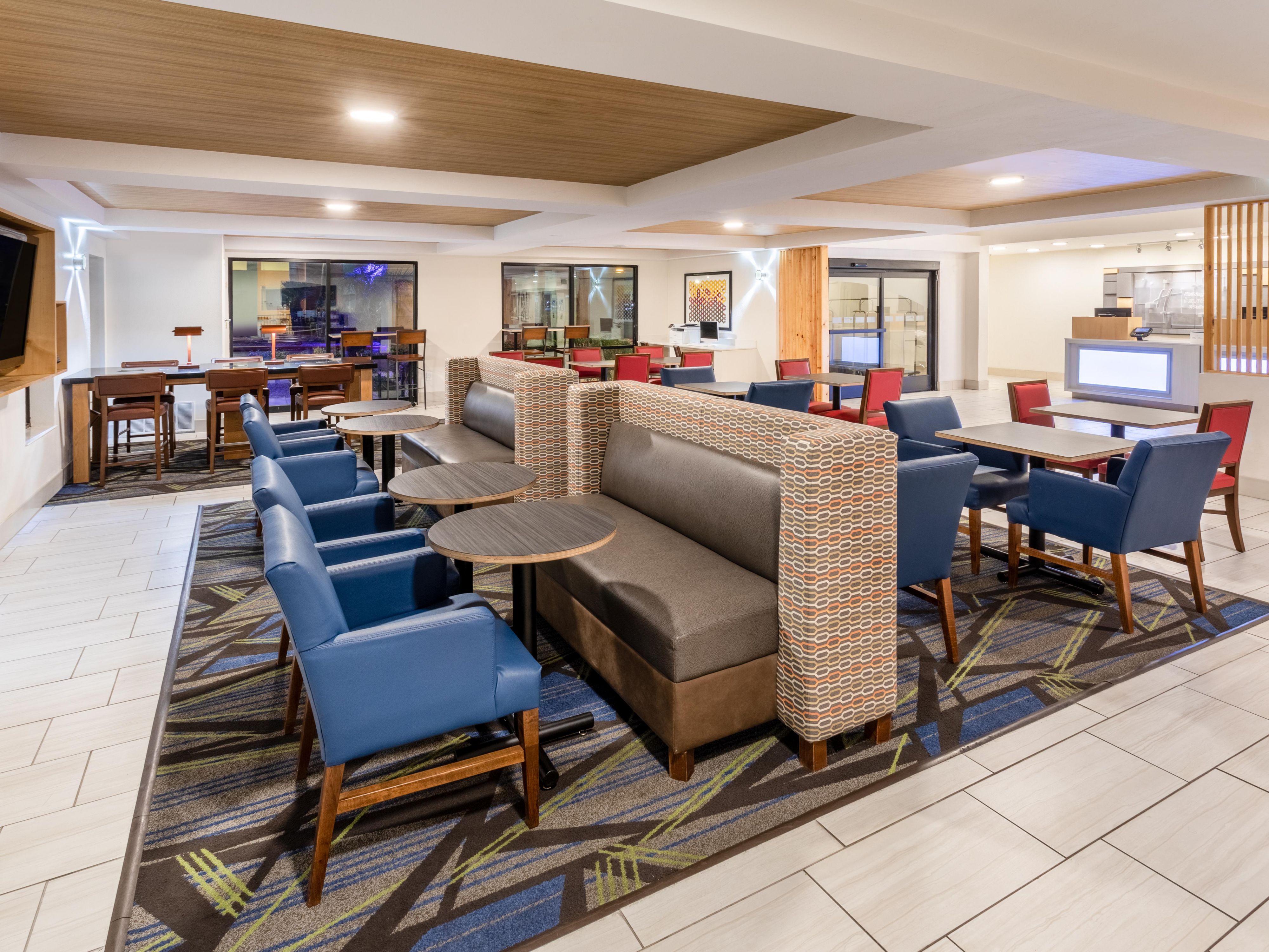 At our hotel, kids under 12 eat free! As part of IHG’s family-friendly policy, children can enjoy complimentary meals at our on-site restaurant when dining with a paying adult, making family stays even more convenient and affordable.