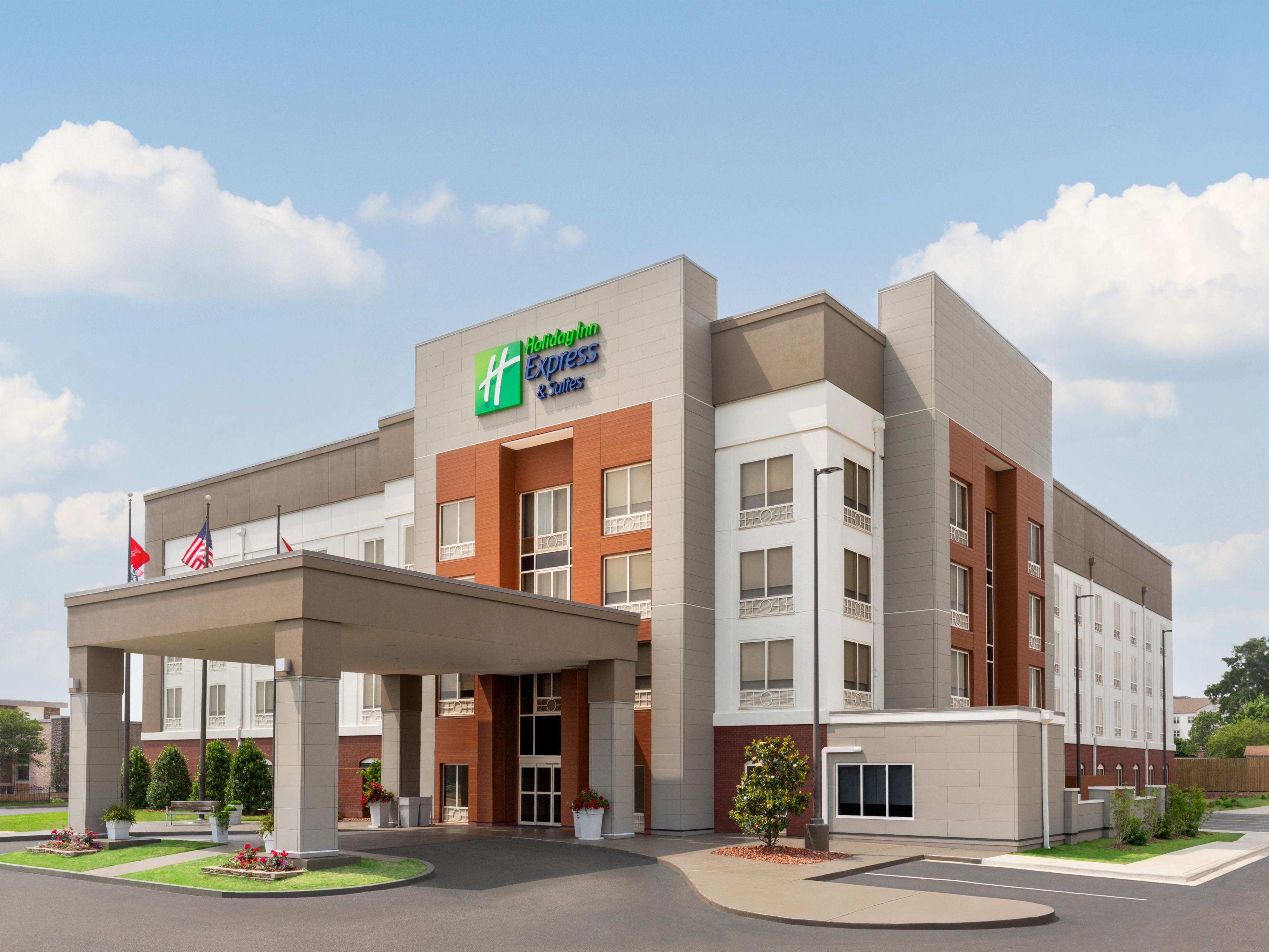 Two miles from The University of Alabama, we are your gateway to Tuscaloosa’s top attractions. Cheer on the Crimson Tide at Bryant-Denny Stadium, explore the Bryant Museum, hike Moundville’s trails, or catch a show at the Tuscaloosa Amphitheater. Shop and dine at The University Mall, Shoppes at Legacy Park, and Midtown Village—all just steps away.