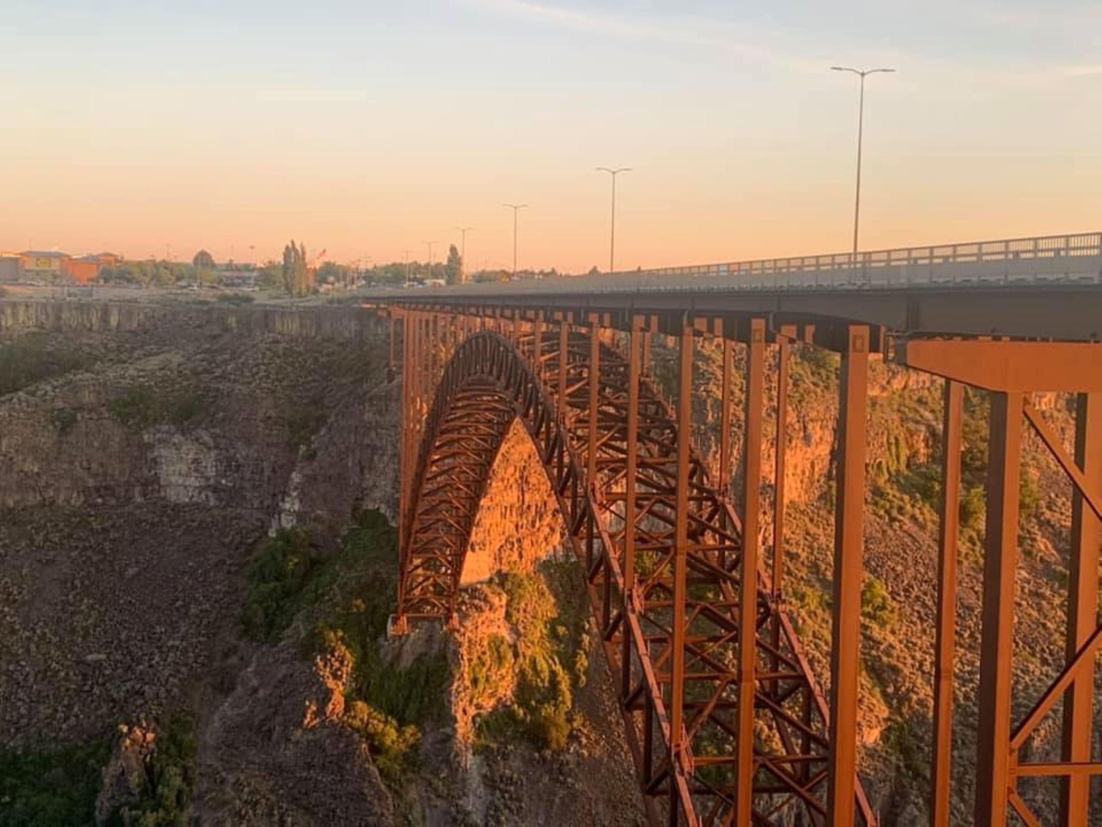 Twin Falls has so many outdoor features. Perrine Coulee, Perrine Bridge, Evil Knievel Jump Site and the Shoshone Falls are all connected by the Canyon Rim Trail. 