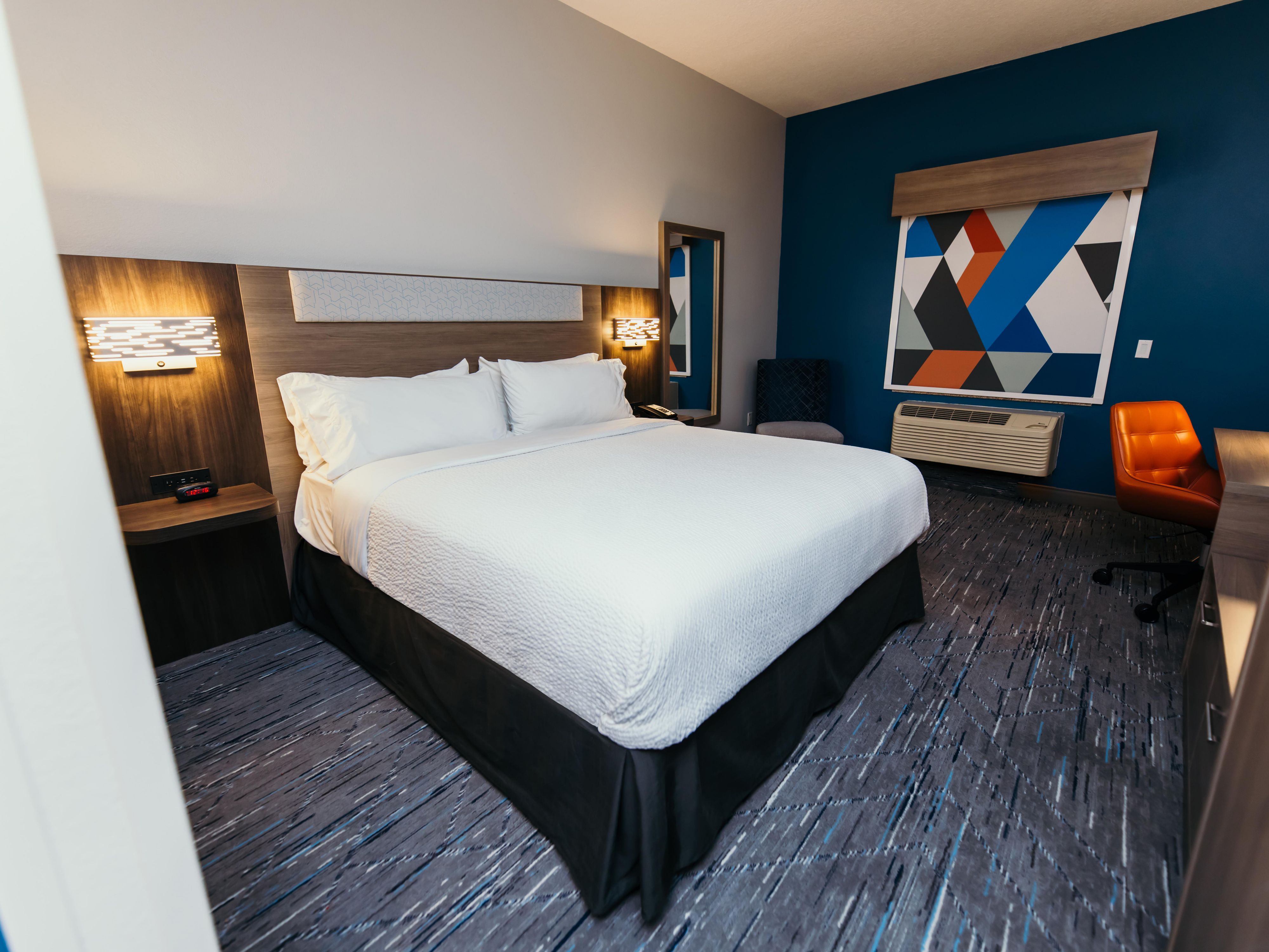 King bed room at Holiday Inn Express & Suites Urbandale 