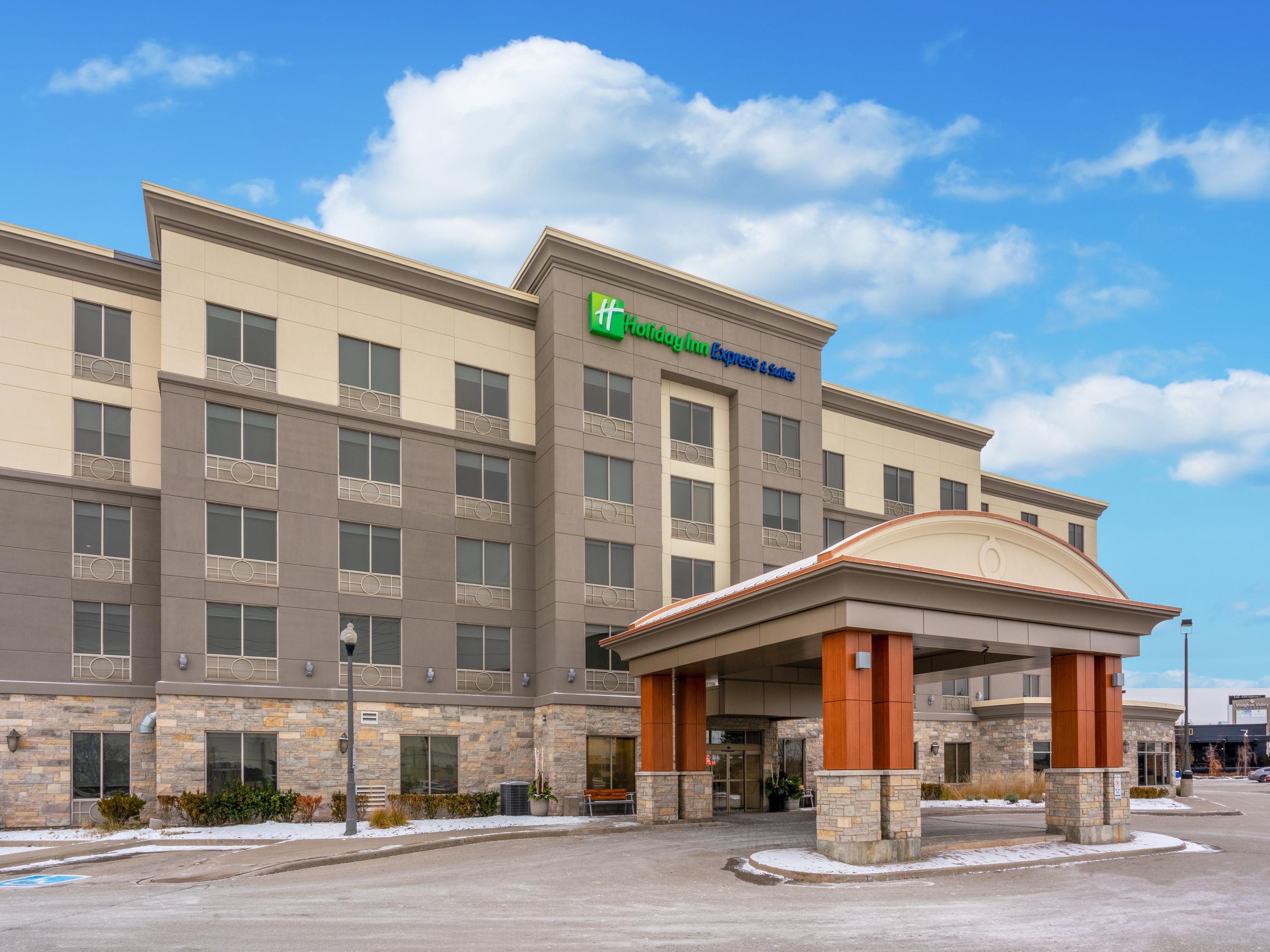 Just 10 minutes from Toronto Pearson Airport (YYZ), our hotel offers easy access to major highways, sports venues, banquet halls, and top attractions like Canada’s Wonderland and Vaughan Mills Shopping Centre. With several dining options just steps away, enjoy a comfortable and convenient stay in the heart of Toronto.