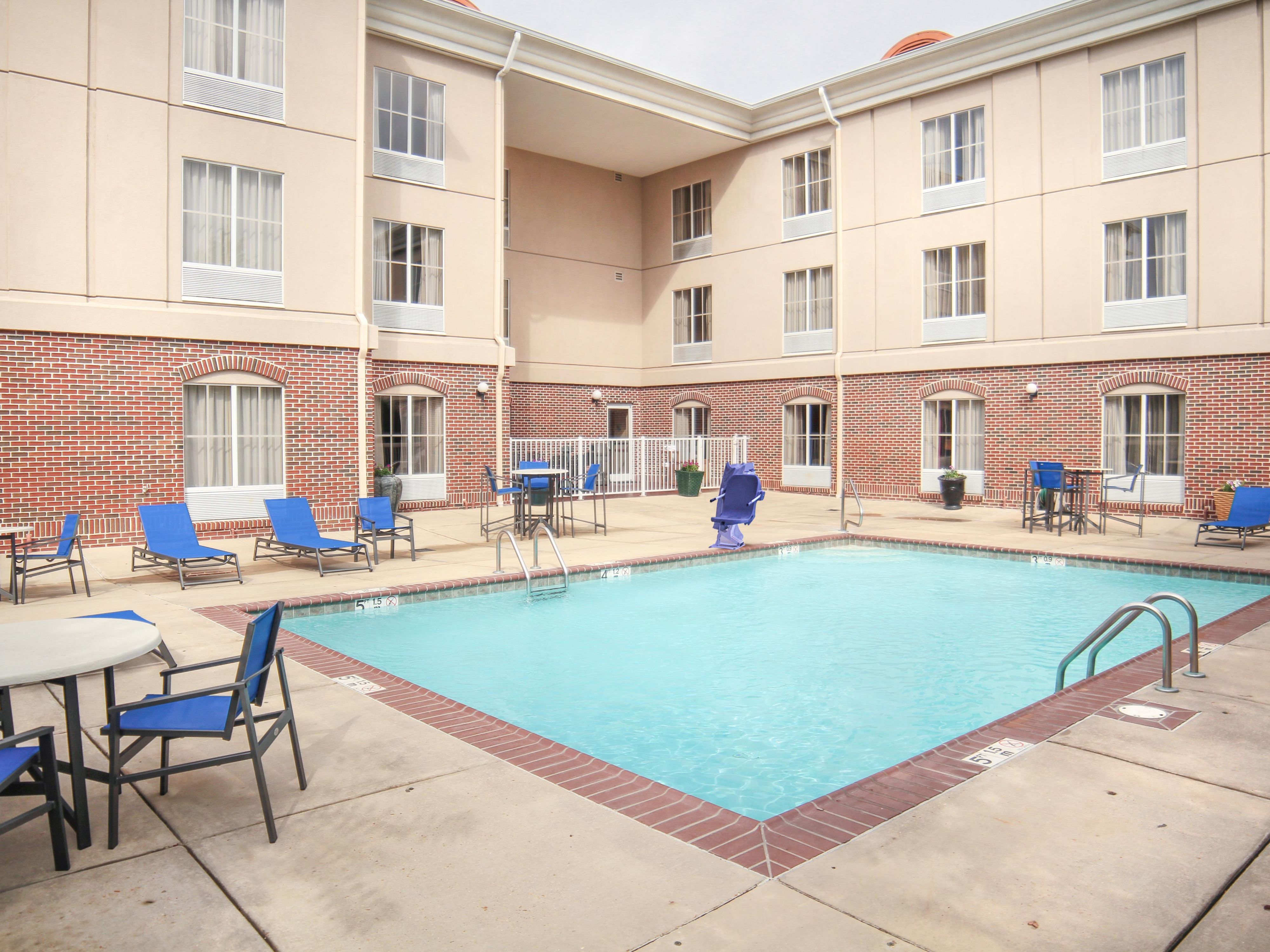 After a busy day, grab a towel and unwind beside our sparkling, inviting pool.  Enjoy a cool, refreshing pick-me up courtesy of your friends at the Holiday Inn Express & Suites Vicksburg.
