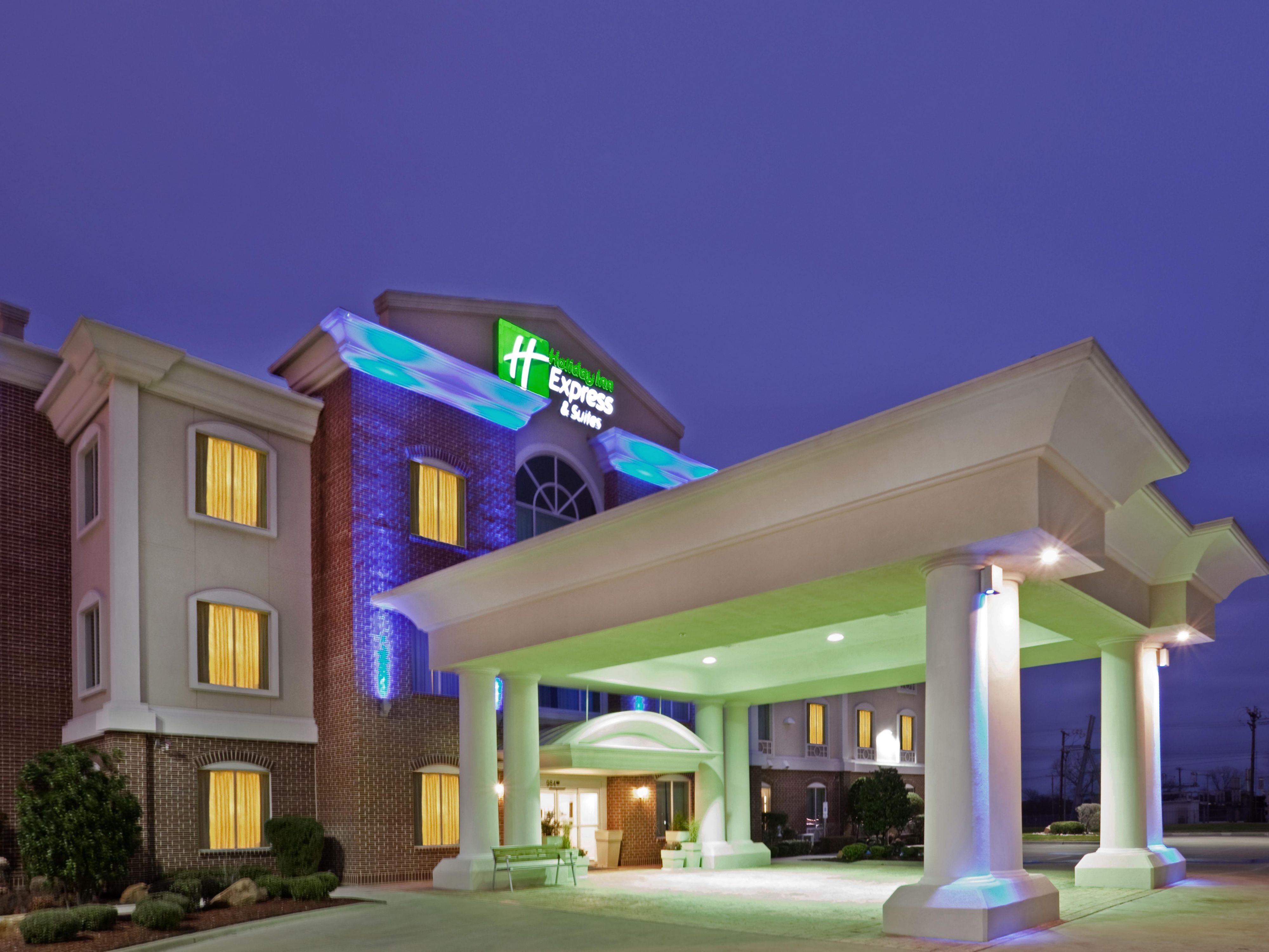 Welcome to Our Waxahachie Hotel.