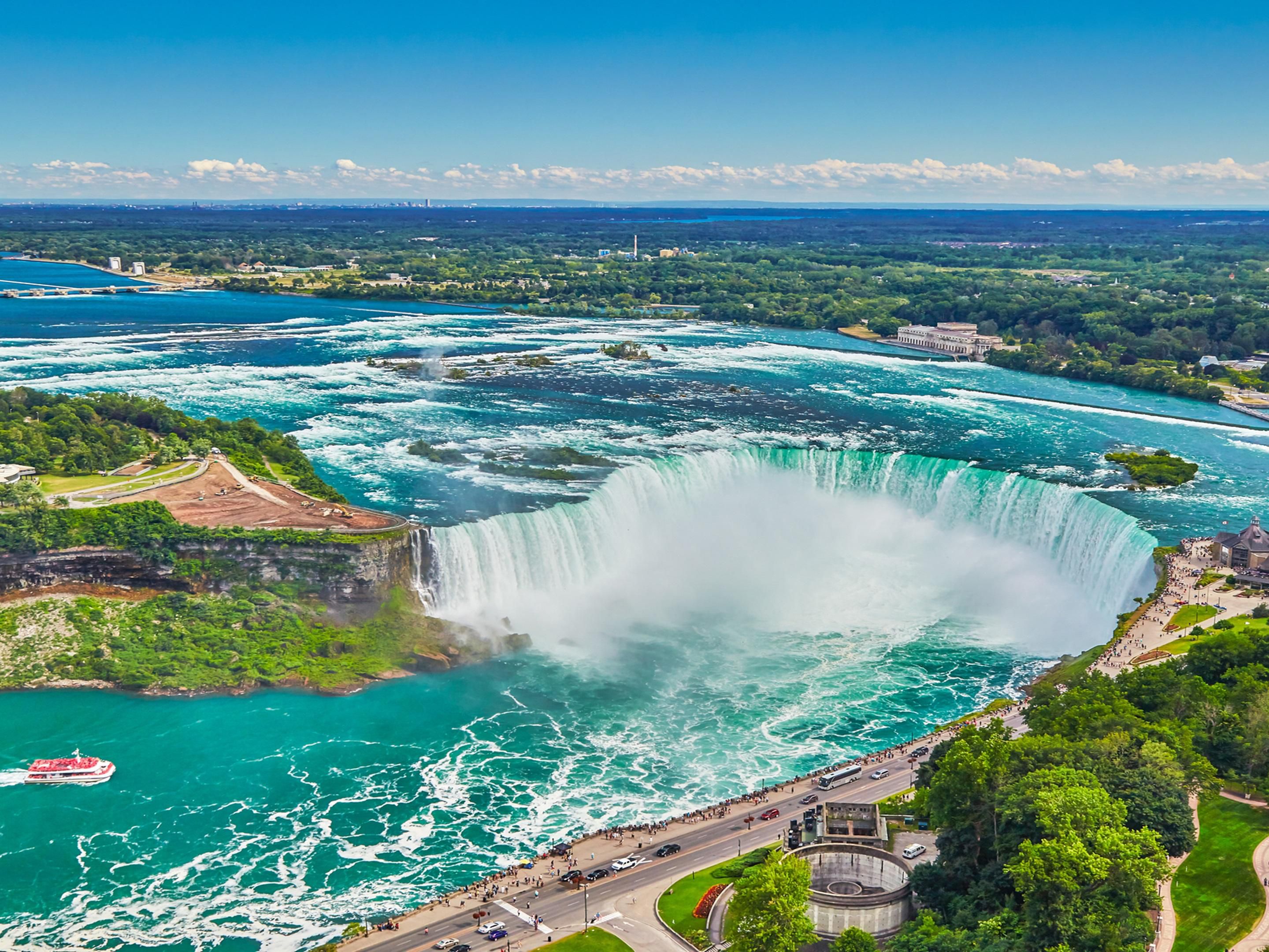 When you stay at our hotel in Welland, Canada, you’re just 25 minutes away from the awe-inspiring Niagara Falls. We’re surrounded by the best attractions in the Niagara region, from award-winning wineries and the impressive Welland Canal to charming Niagara-on-the-Lake and Clifton Hill. Enjoy this stunning region with ease from our Welland hotel!