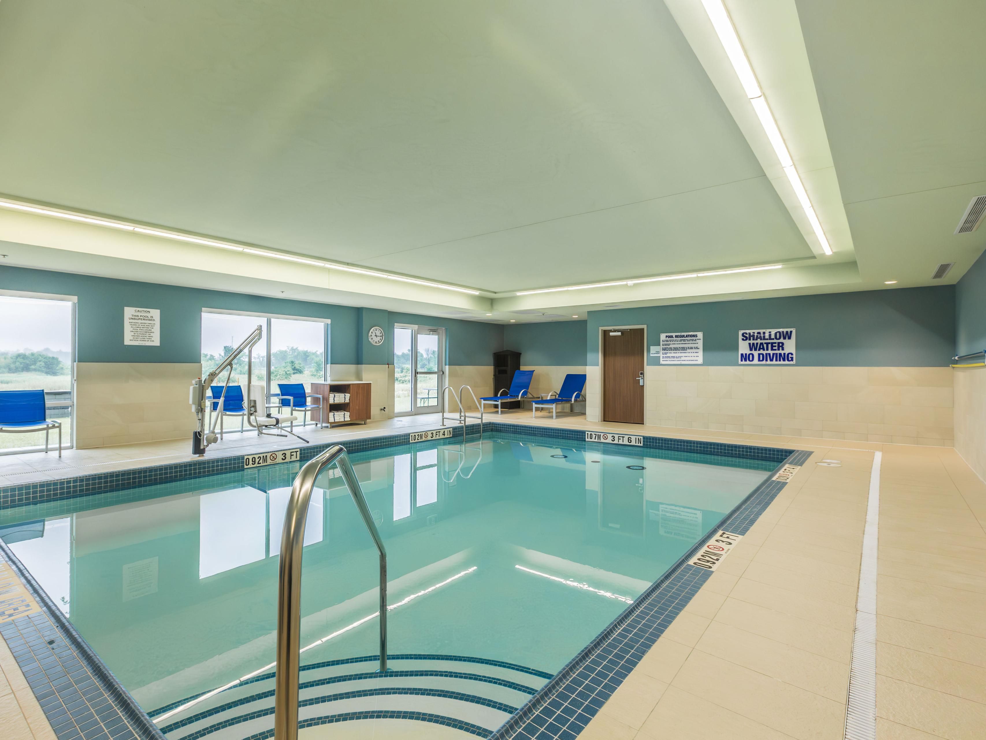 Take a refreshing dip in our indoor pool, open all year long for your convenience. With big windows that let in the Welland sunshine, comfortable poolside chairs, and plenty of space for everyone to enjoy the water, our pool is ideal for relaxing after a long day. 