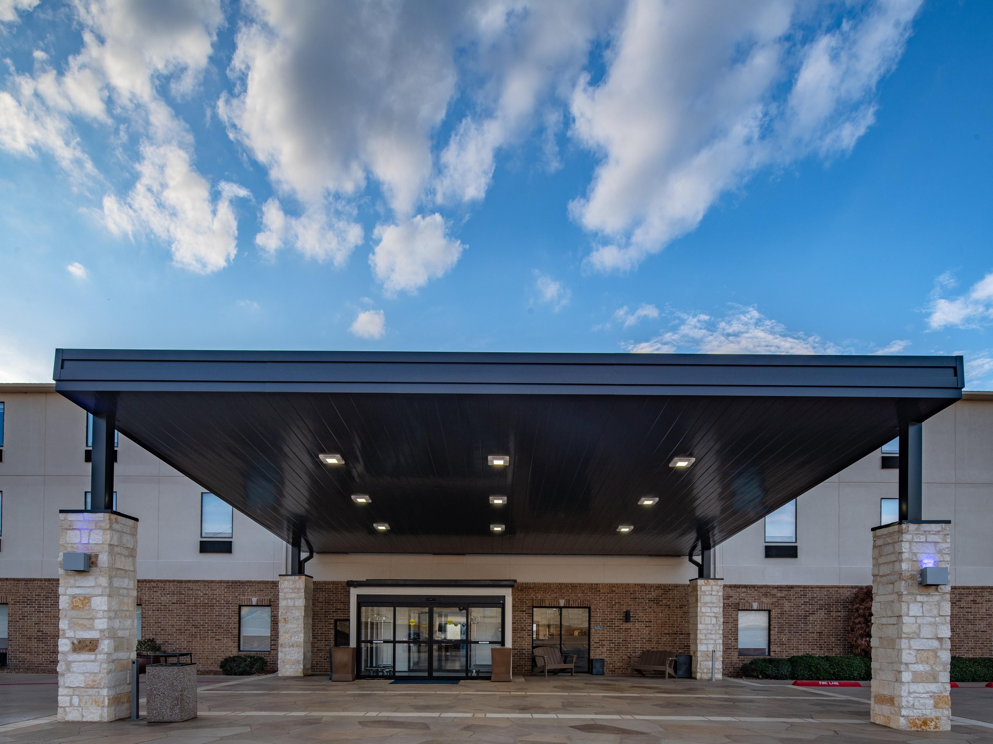 Take a refreshing dip in our seasonal outdoor pool to beat the Texas heat. Open from 9:00 AM to 9:00 PM, our pool offers the perfect way to cool off during the warmer months.