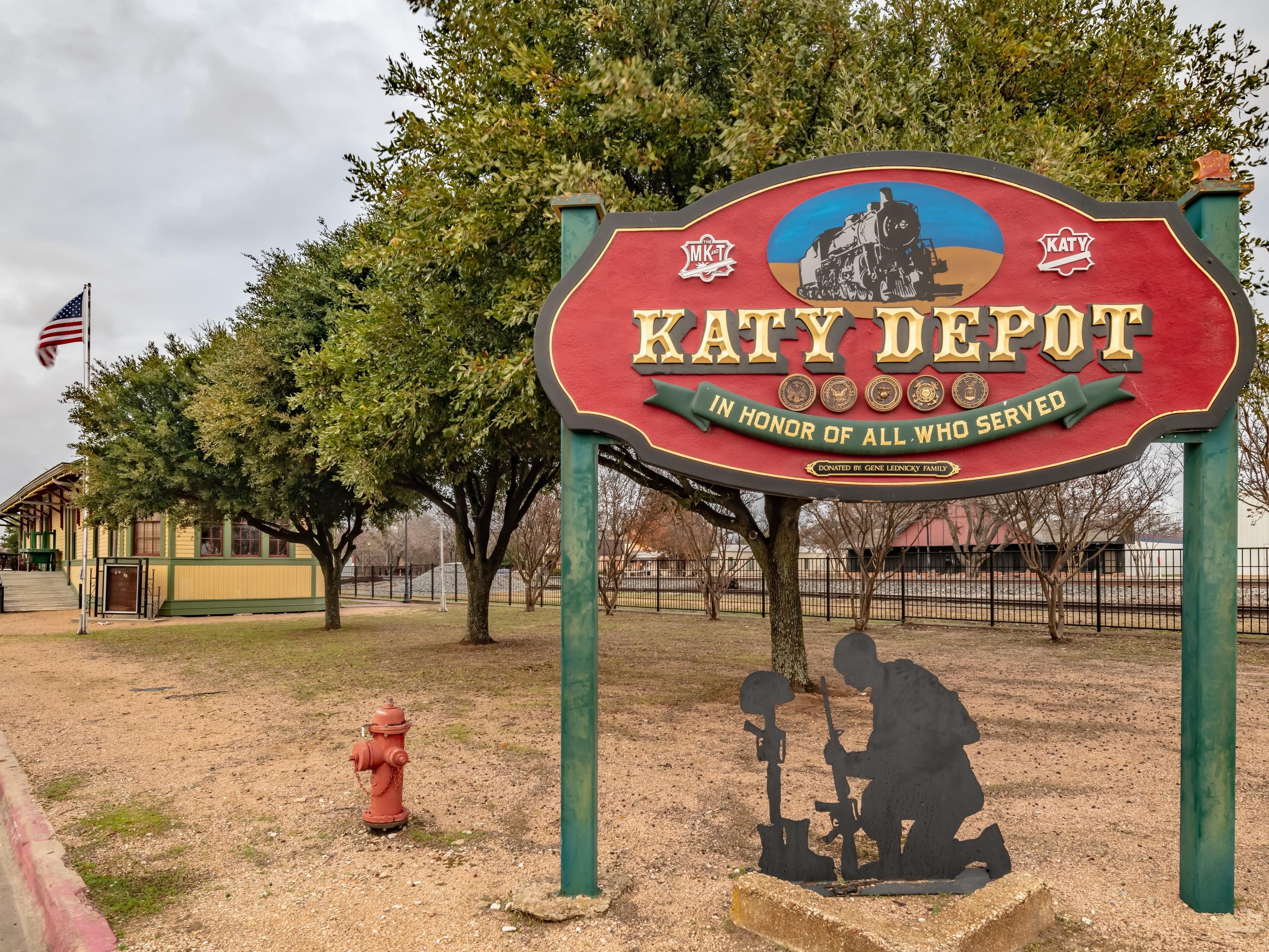 Our hotel’s fantastic location in West Texas has convenient access to I-35 and is just a short drive from Waco. Whether visiting Baylor University, exploring downtown Waco, or shopping at Magnolia Market at the Silos, our hotels serve as the perfect base for adventuring. 