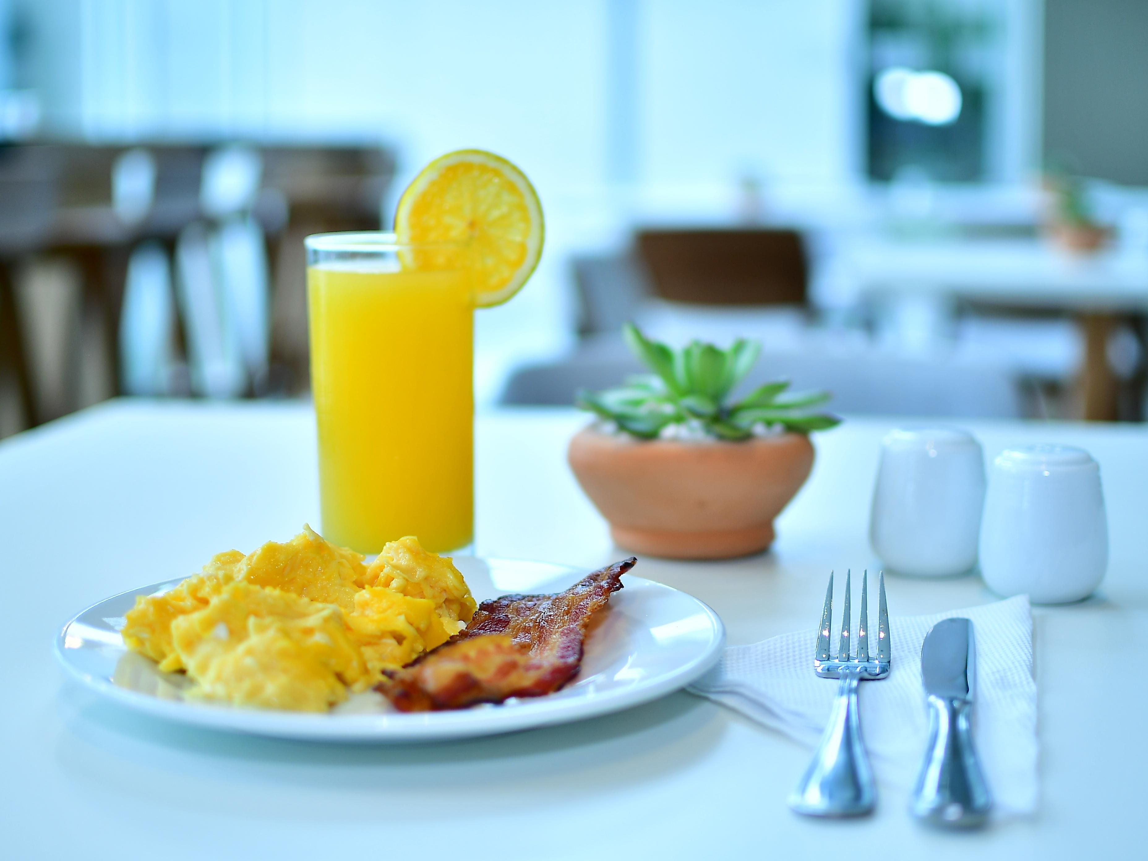 Start your day with our free Express Start Breakfast, which includes: scrambled eggs, bacon, sausages, three options of regional dishes, bread station, fruits, cereal station, varieties of juices, coffee and tea.  Offered from 06:00 AM to 10:30 AM.