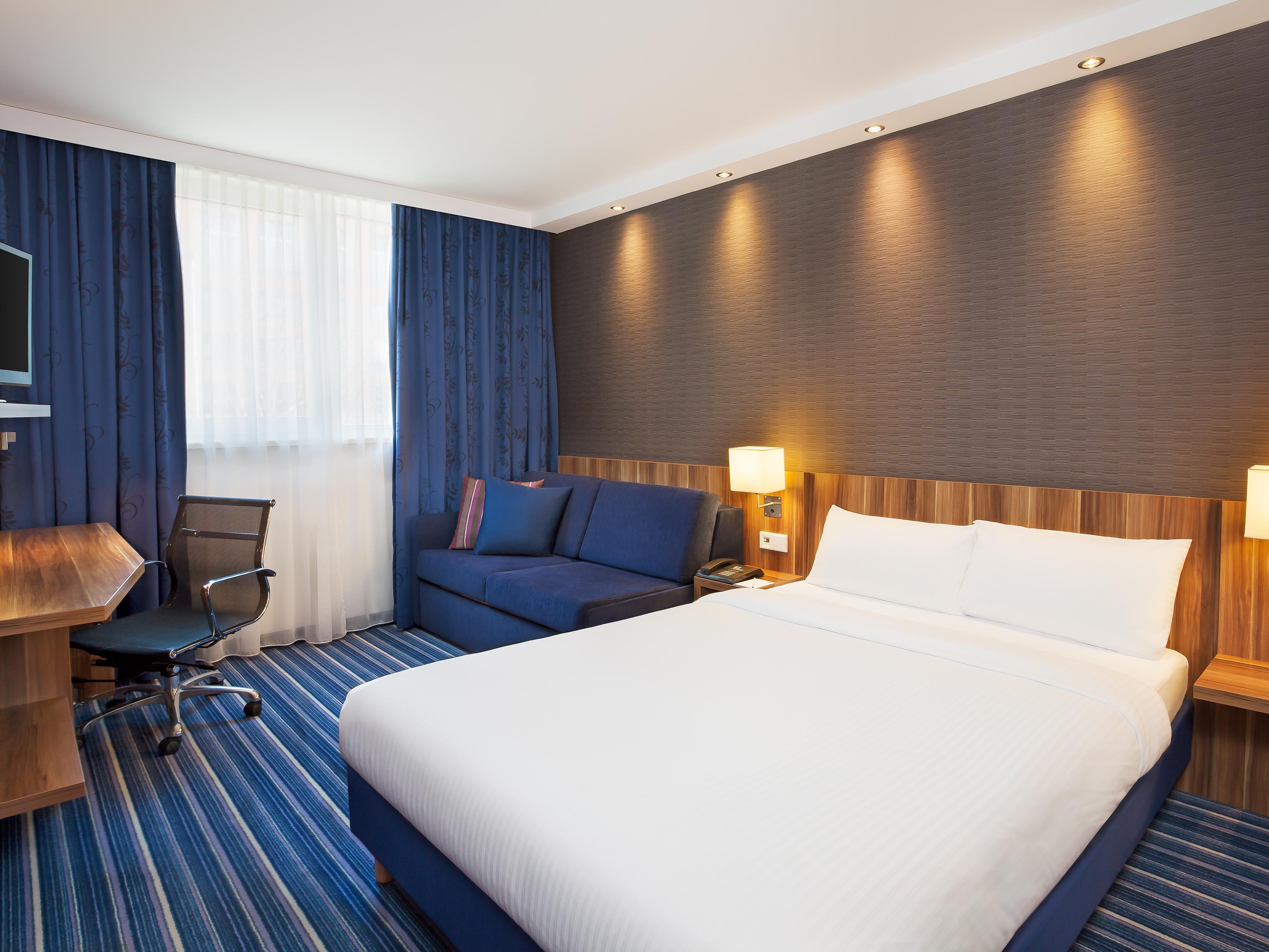 Holiday Inn Express Augsburg offers something very special for families! Children up to 17 years of age stay free of charge in their parents' room. And breakfast is also included for the children. 

Free overnight stay with breakfast for children up to and including 17 years of age in their parents' room (depending on room capacity).