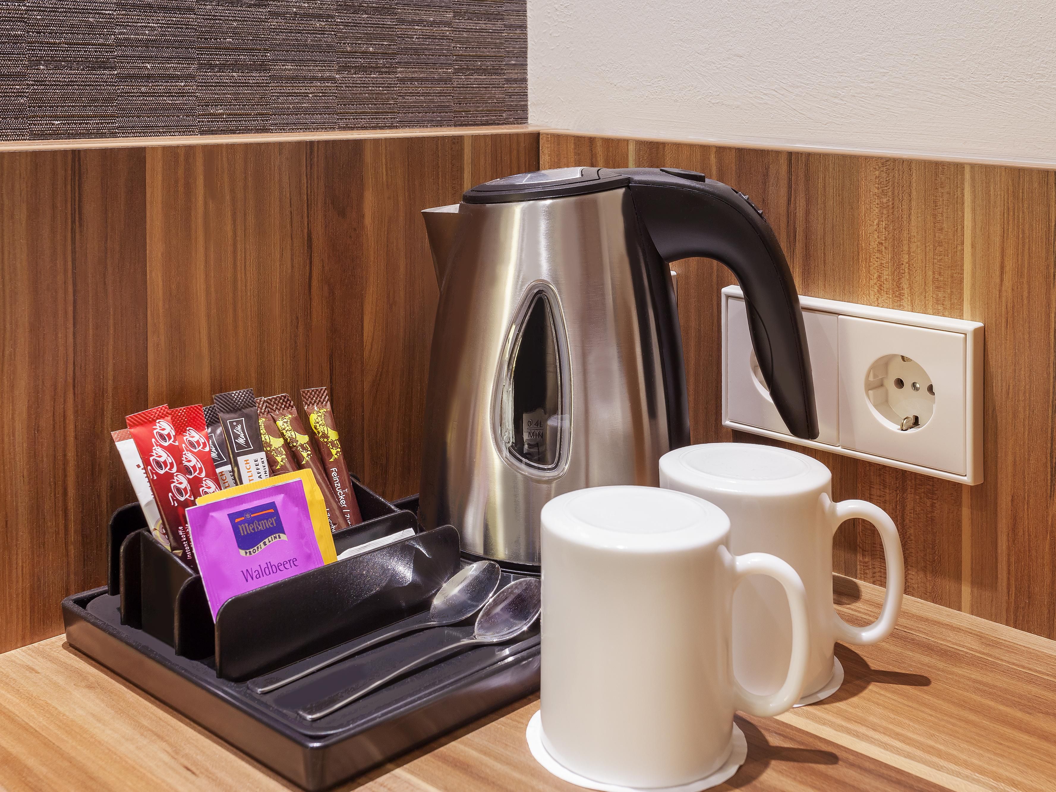 Enjoy a delicious coffee or tea directly in your room. In Holiday Inn Express Augsburg, a coffee and tea station is at your free disposal.