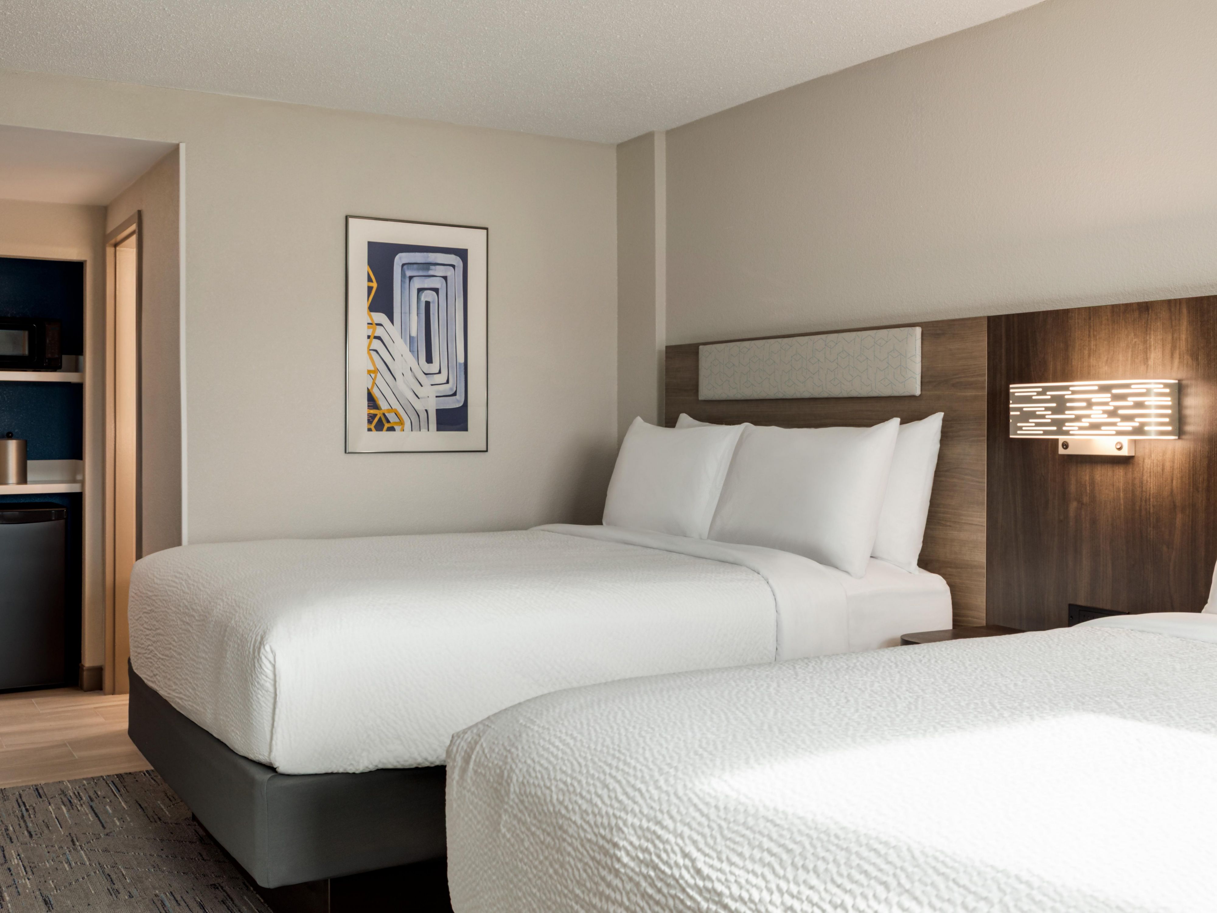 Discover a modern Baltimore hotel experience in our newly renovated guest rooms with mini-fridges, plush bedding, and contemporary décor. Enjoy a fresh stay just minutes from the stadiums and Inner Harbor.