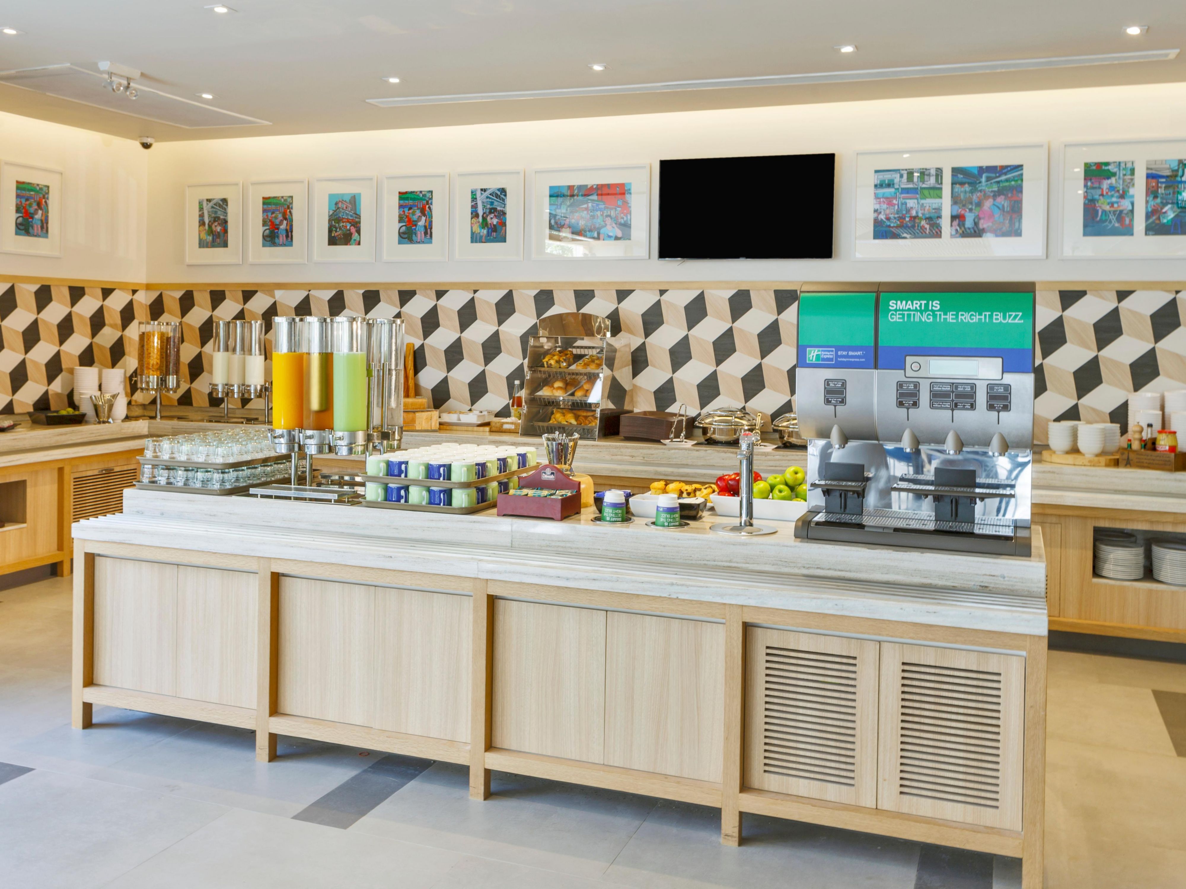 我们所有的住宿价格现在都包括快速开始早餐，包括精选的热食。我们丰富的自助餐选择通常包括炒鸡蛋、香肠、各种谷物、麦片、糕点、羊角面包、水果、酸奶和吐司，以及各种蜜饯或涂抹酱、果汁、茶和咖啡。每天早上 6：00 至上午 10：00 开放。