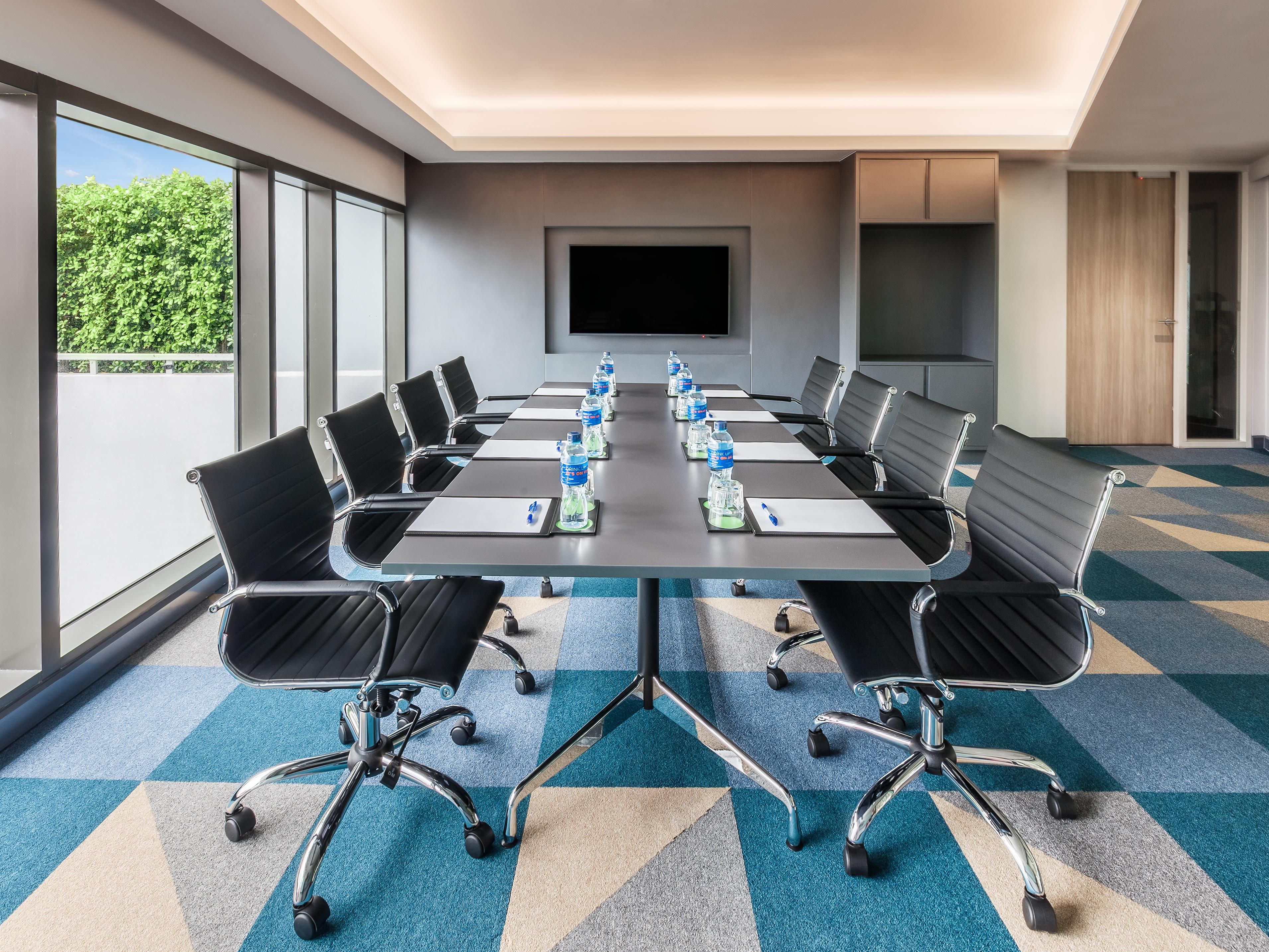 Ideal small meeting venue in Bangkok. Natural daylight, well-equipped with 75" LCD TV, flip charts, projector, and whiteboard. Customizable setup options. Expectations exceeded by our professional team.