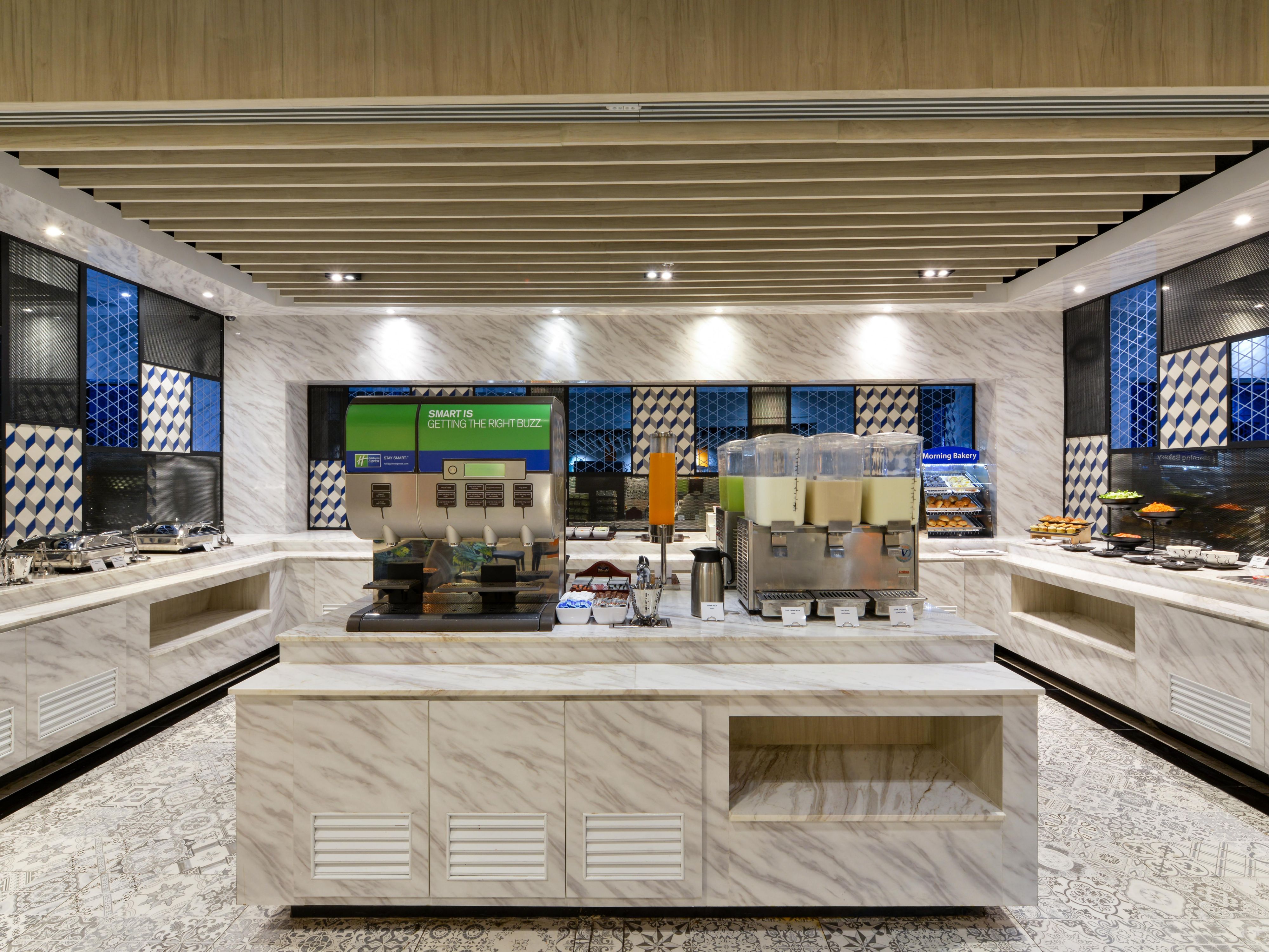 From pre-game fuel-ups to pre-meeting pep talks over coffee, few things bring people together like unlimited breakfast included (and our full range of fresh options). 