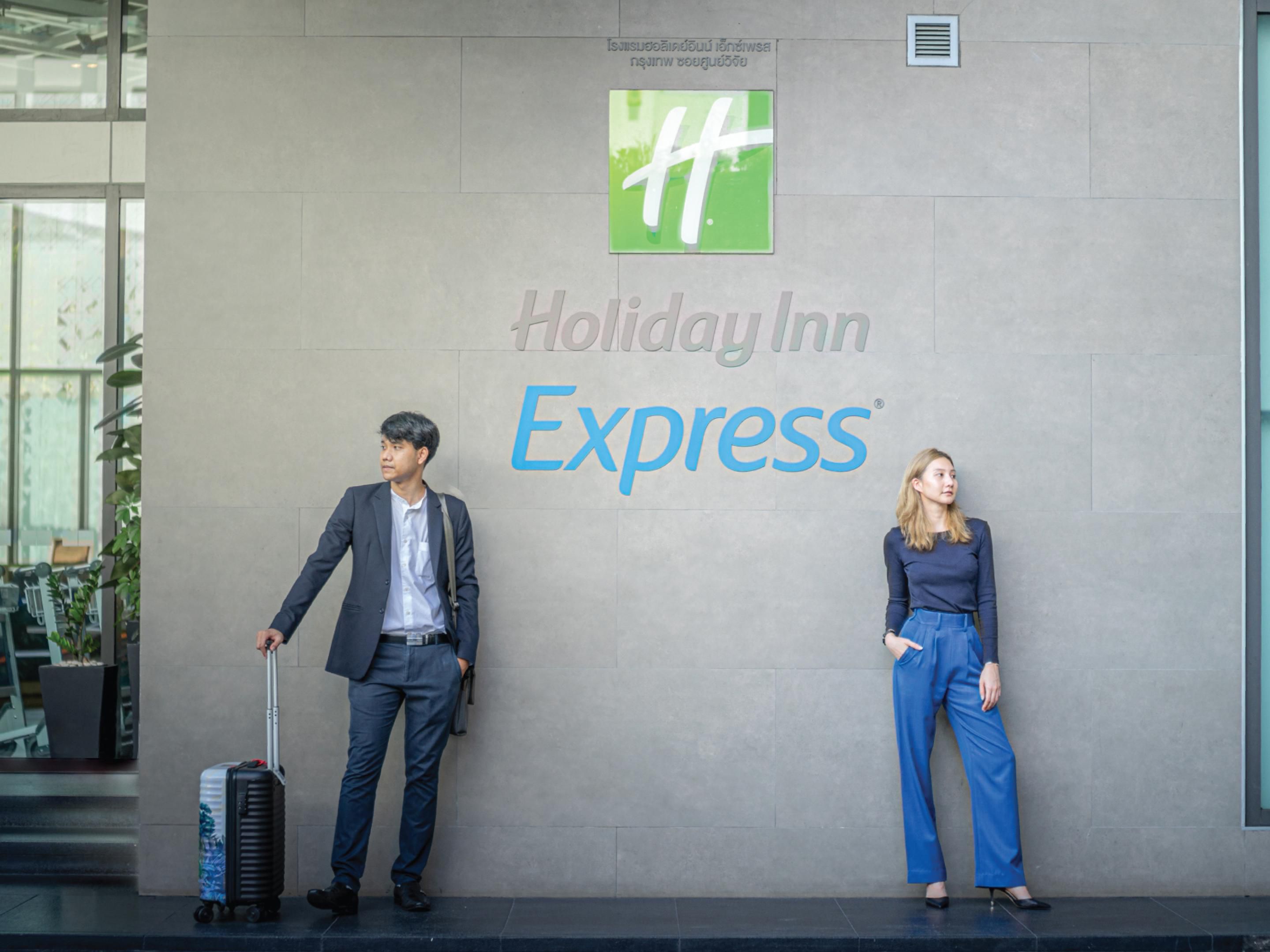 Get ready to explore Bangkok like never before with our free Tuk Tuk shuttle service! Whether you're headed to MRT Phetchaburi Station or the Airport Rail Link Makkasan Station, our convenient shuttle service makes commuting a breeze.