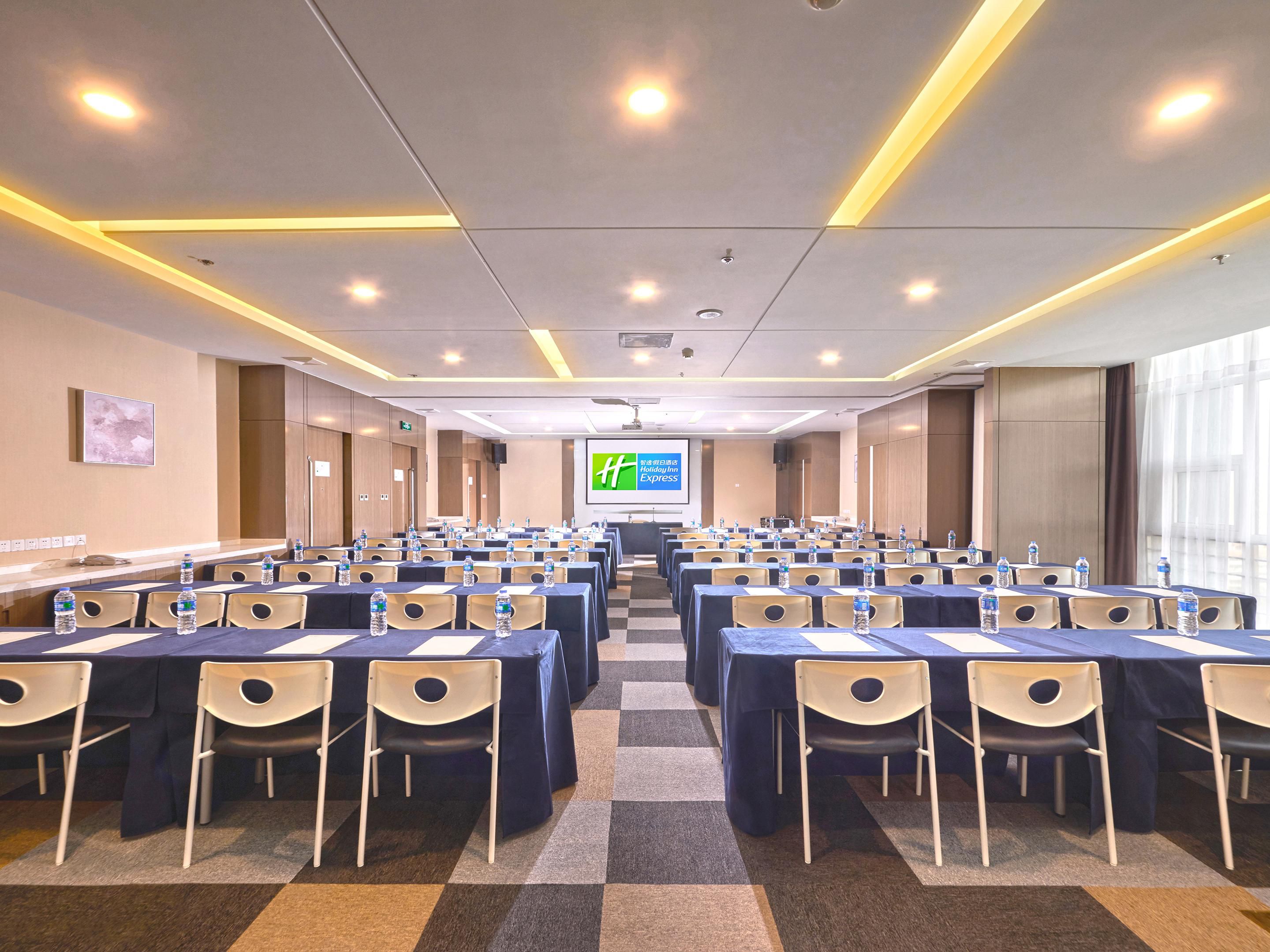 酒店配有标准会议室，备有中央空调、高速无线网络以及各种会议和活动设施一应俱全，是举办各种会议、活动和培训的理想场所。