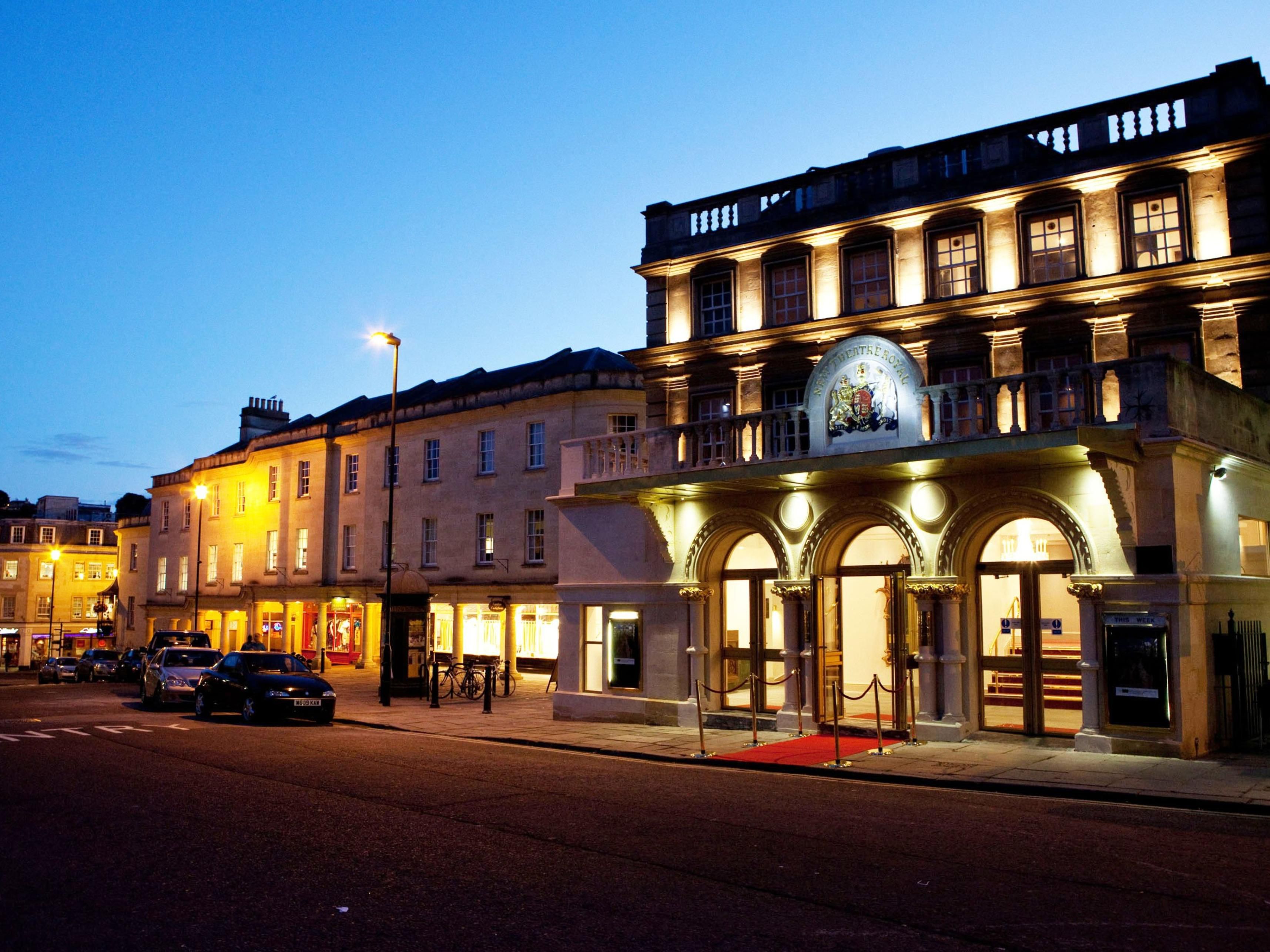 在皇家剧院观看演出？预订我们的酒店，让您度过一个愉快的夜晚。我们距离剧院仅 10 分钟路程，并提供早餐。