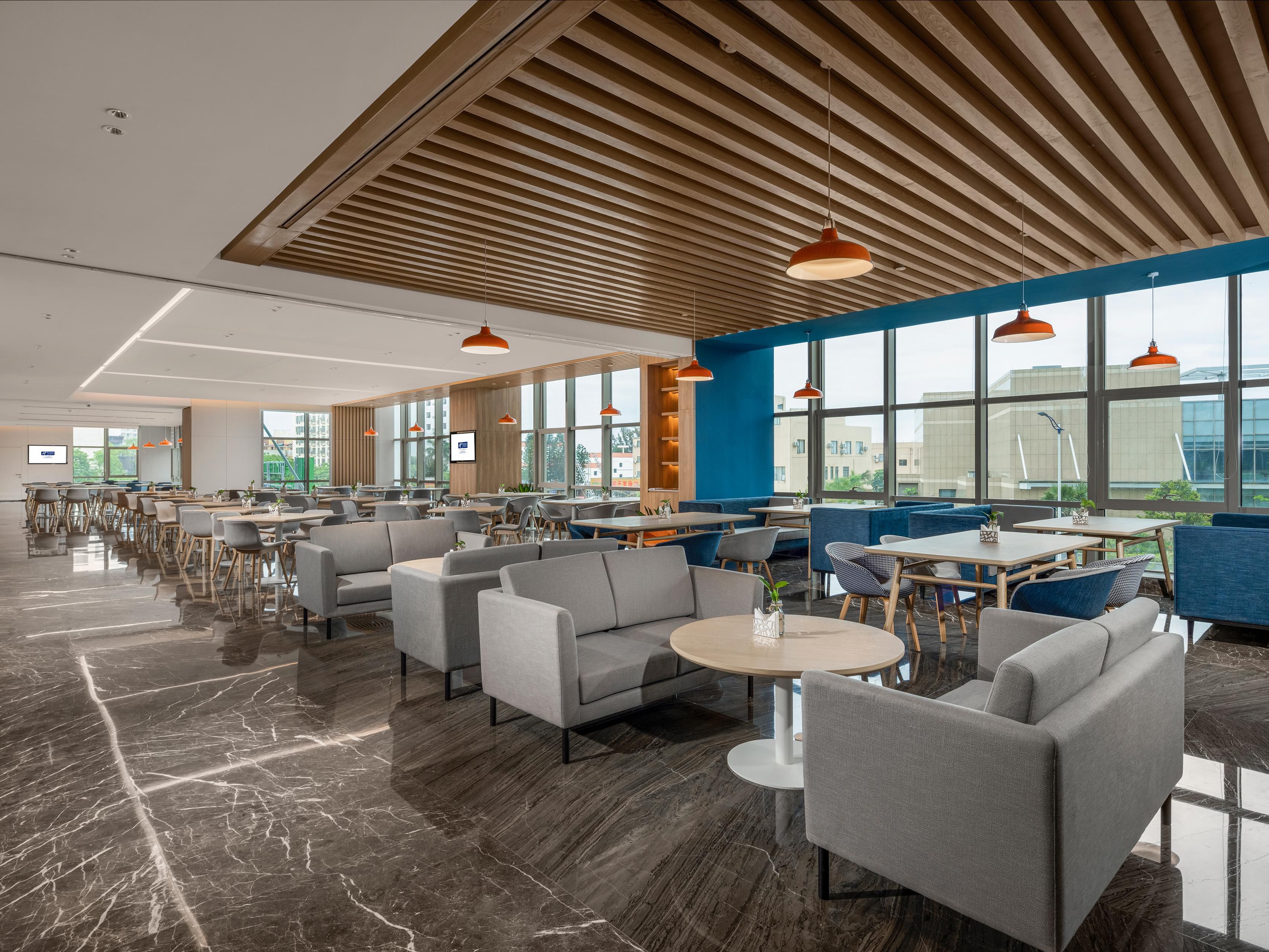 Great Room 
Location: Second floor 
Serves: Breakfast 
Hours of Operation: 6:00 am-10:00 am 
Each room includes Chinese and Western-style breakfast buffet and the special noddle offers you the local signboard features, which give you a taste tour.